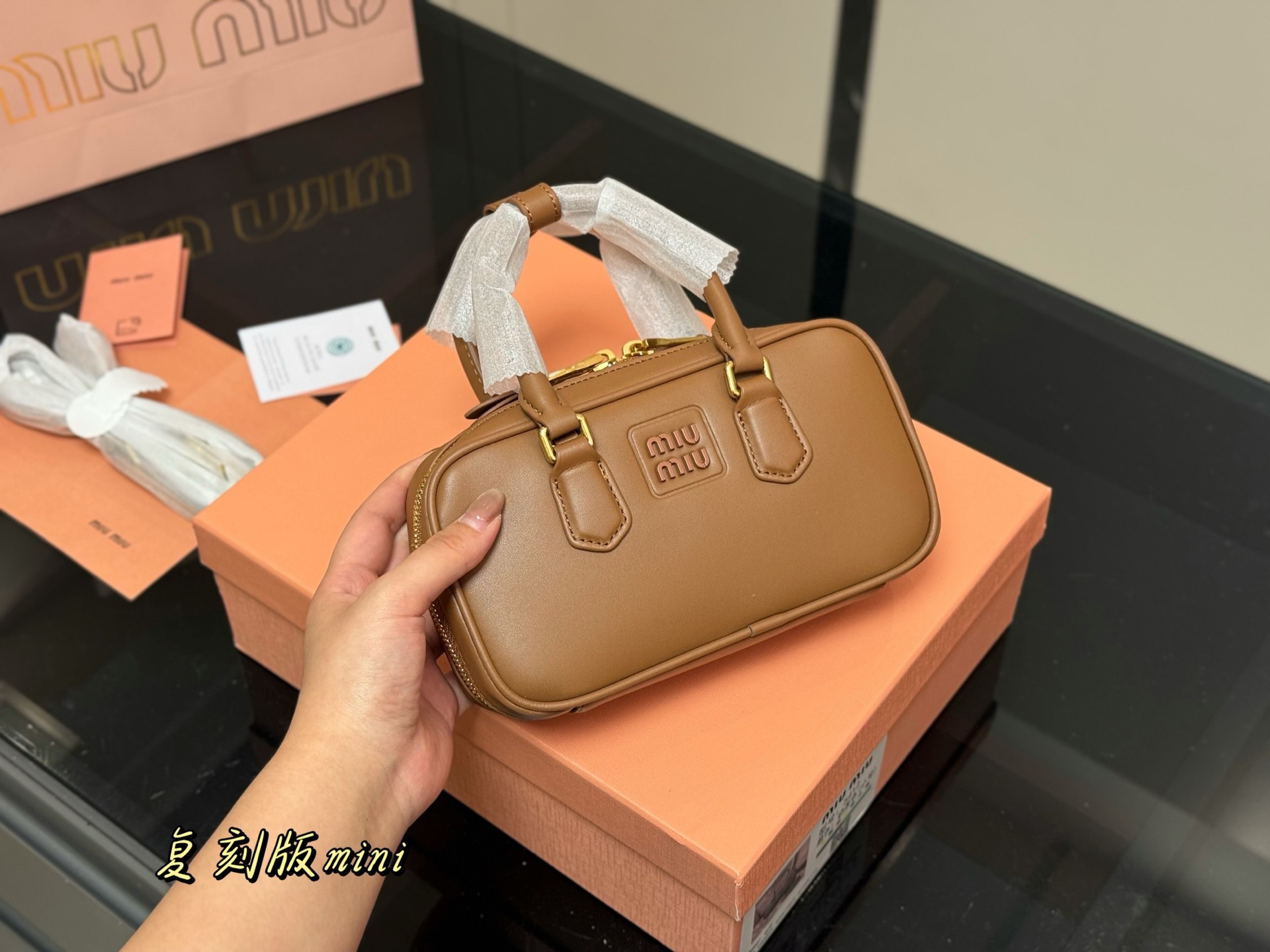 💰380 升级版配盒
size:20*11cm
miumiu保龄球/迷你包/
包包甜度刚好!
很难不爱啊啊!
可手拎也可斜挎
绝对不是小废包哦!容量足足的~~
出场就是miumiu小公主!