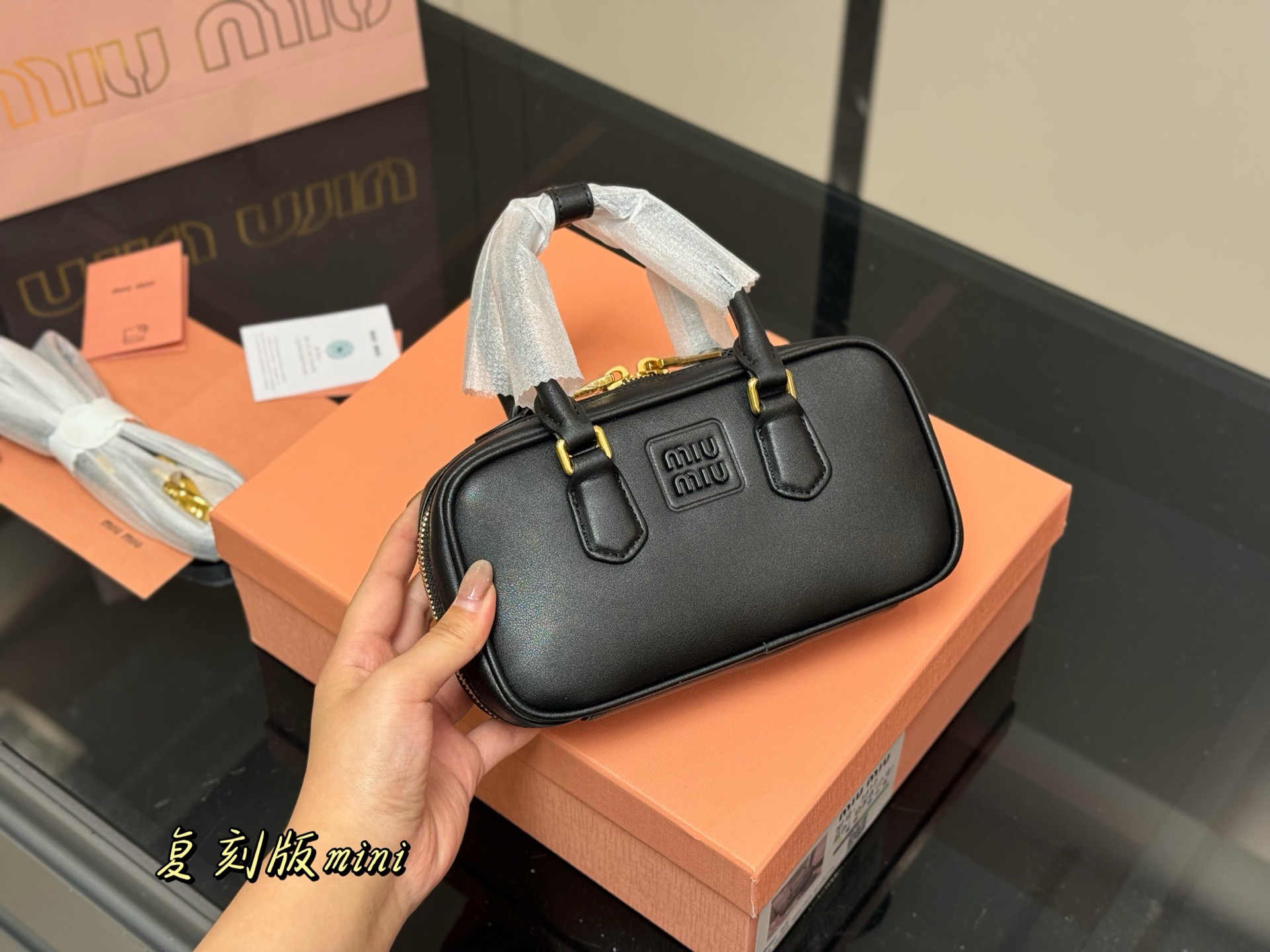 💰380 升级版配盒
size:20*11cm
miumiu保龄球/迷你包/
包包甜度刚好!
很难不爱啊啊!
可手拎也可斜挎
绝对不是小废包哦!容量足足的~~
出场就是miumiu小公主!