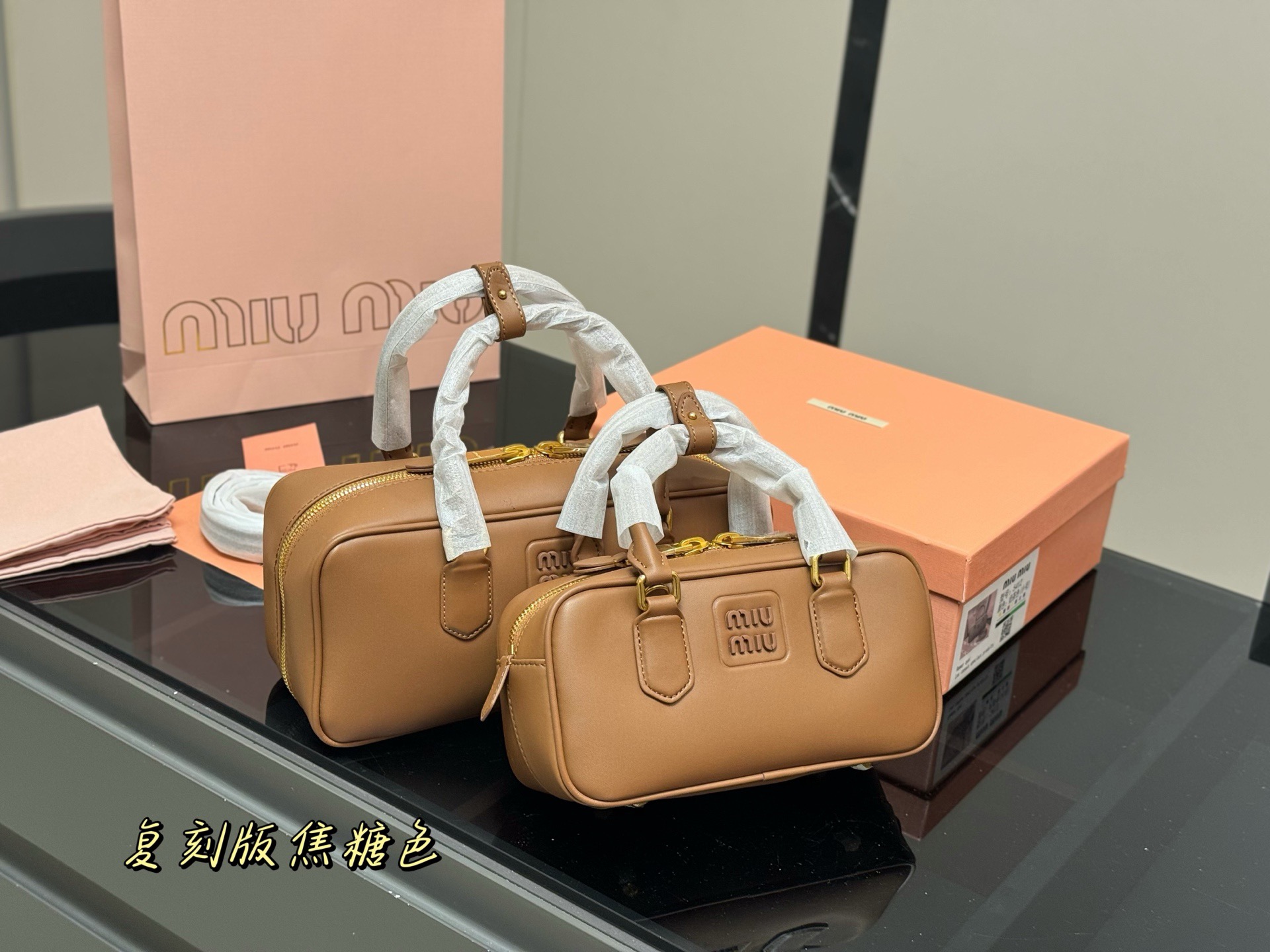 💰395 💰390 升级版配盒
size:28*13cm 23*11cm
miumiu保龄球/公文包/
包包甜度刚好!
很难不爱啊啊!
可手拎也可斜挎
绝对不是小废包哦!容量足足的~~
出场就是miumiu小公主!