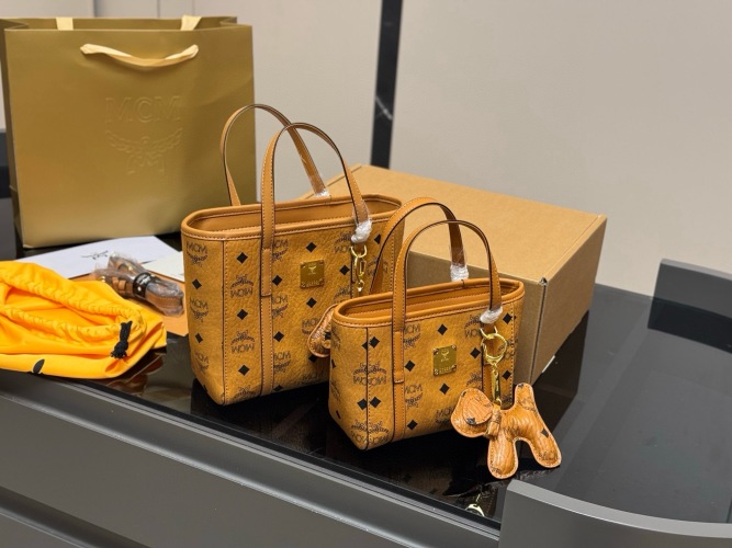 MCM Replica Basket Bag, 20*19cm, with Dog Charm and Full Packaging 1 MCM Replica Basket Bag, 20*19cm, with Dog Charm and Full Packaging
