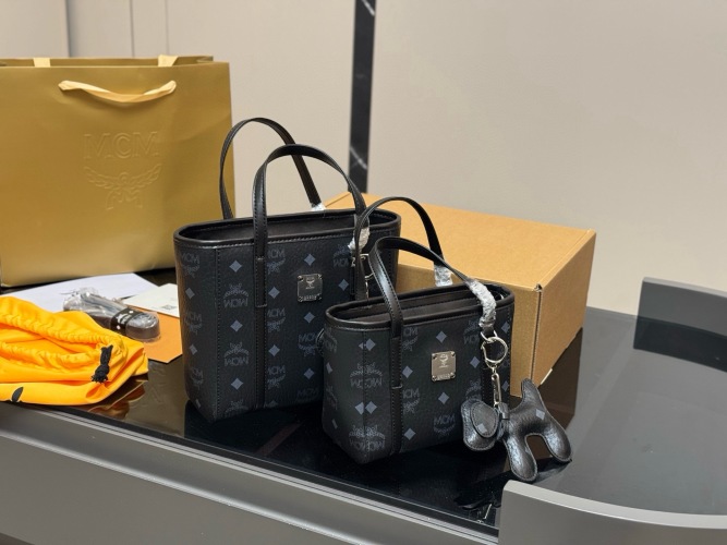MCM Replica Basket Bag - Stylish & Versatile, Includes Dog Charm, 20*19cm 1 MCM Replica Basket Bag - Stylish & Versatile, Includes Dog Charm, 20*19cm