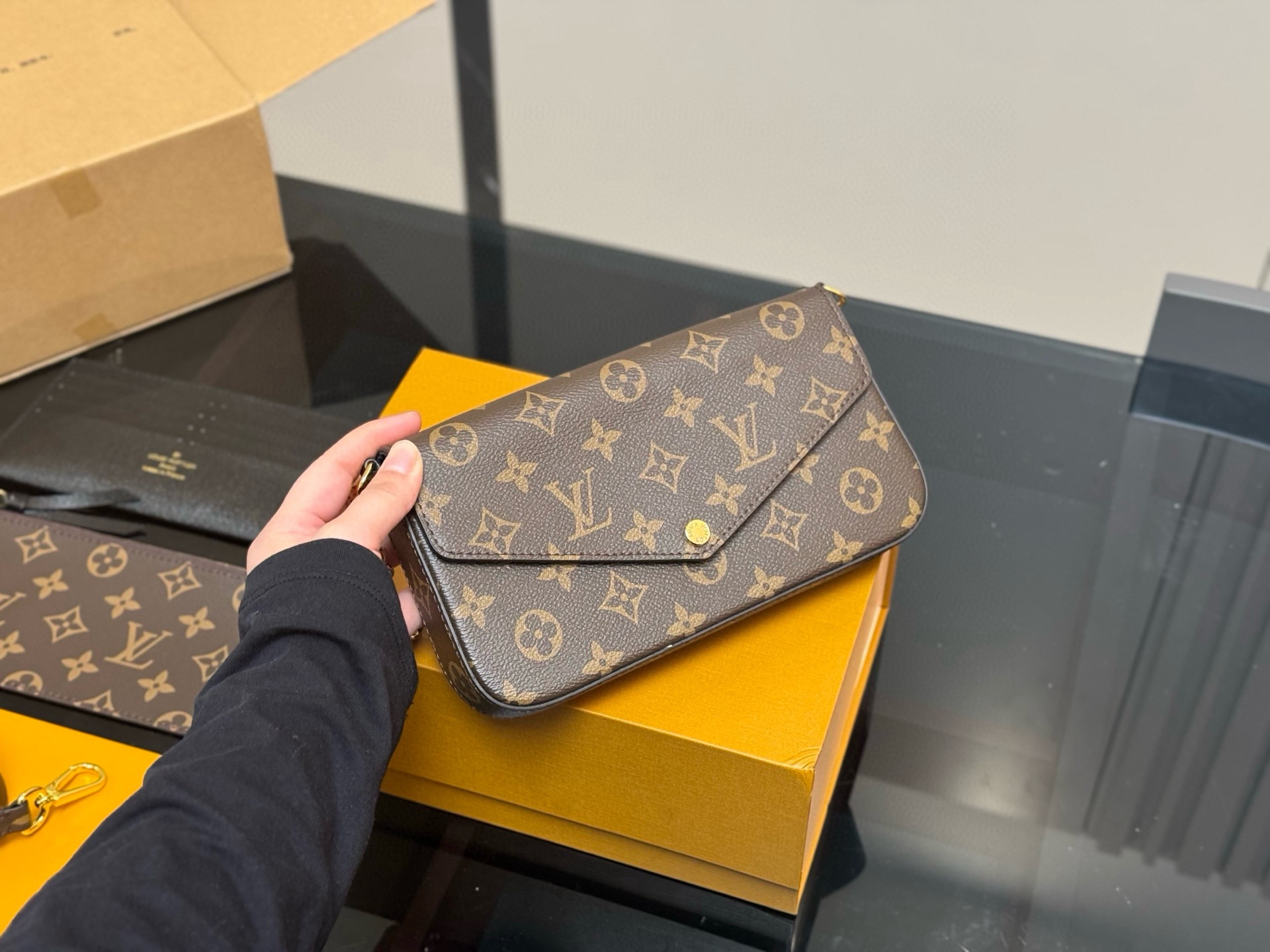 Louis Vuitton 3-in-1 Brown Monogram Canvas Bag, 22*13cm, Versatile and Convenient