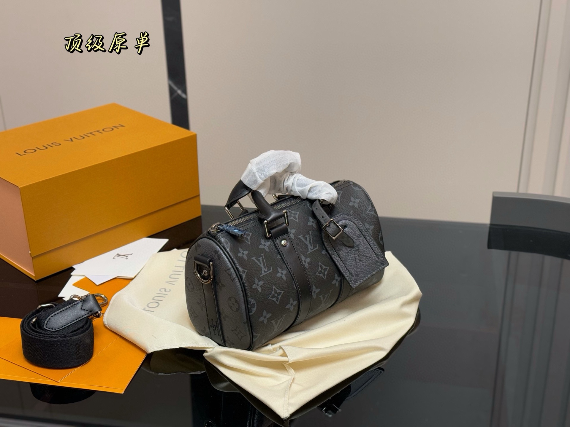 折叠盒飞机盒 尺寸:25*14cm Lv kee💰all 枕头包 真的是小可爱! 贼适合的kee💰all25! 男盆友的战包🎯🎁 搜索🔍 Lv kee💰all25