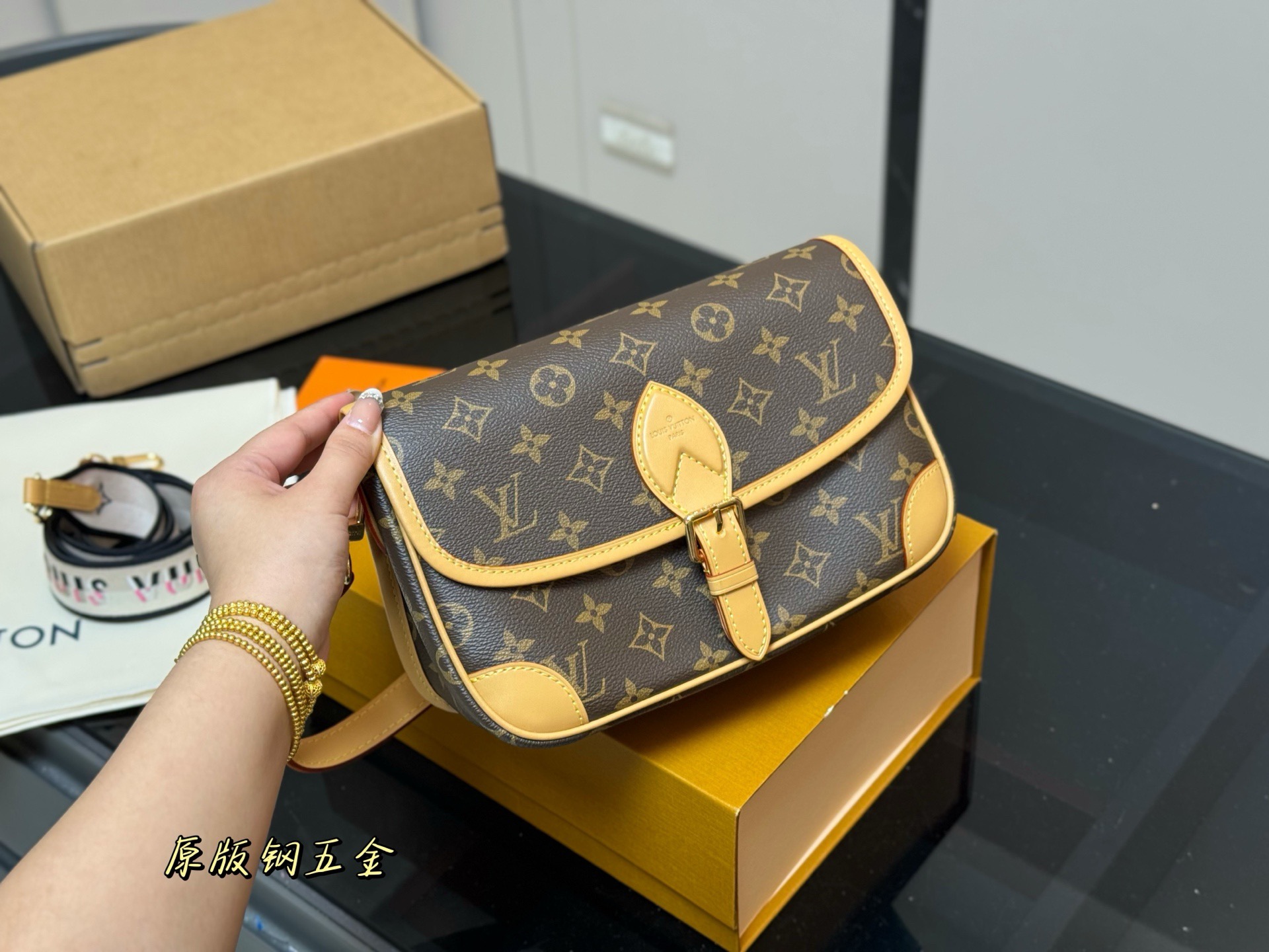 Bolso Baguette Louis Vuitton con Doble Correa, Diseño Retro y Moderno (25 cm)