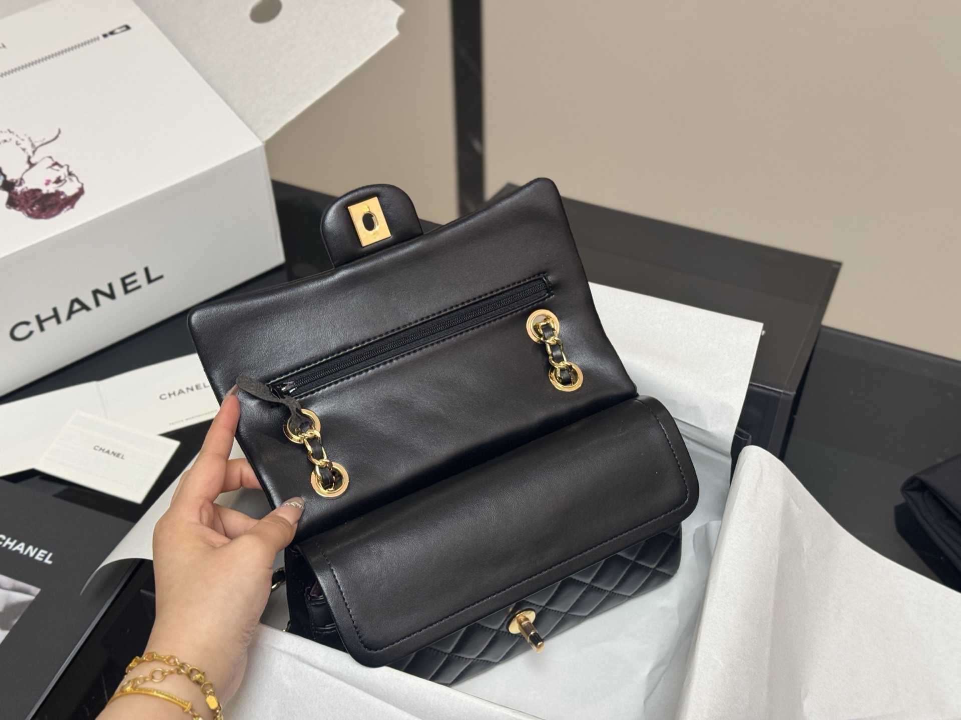 Elegante Bolso de Hombro Chanel CF de Piel de Cordero, 23 cm, Incluye Empaque 4 i1760657686564 3145 0 2