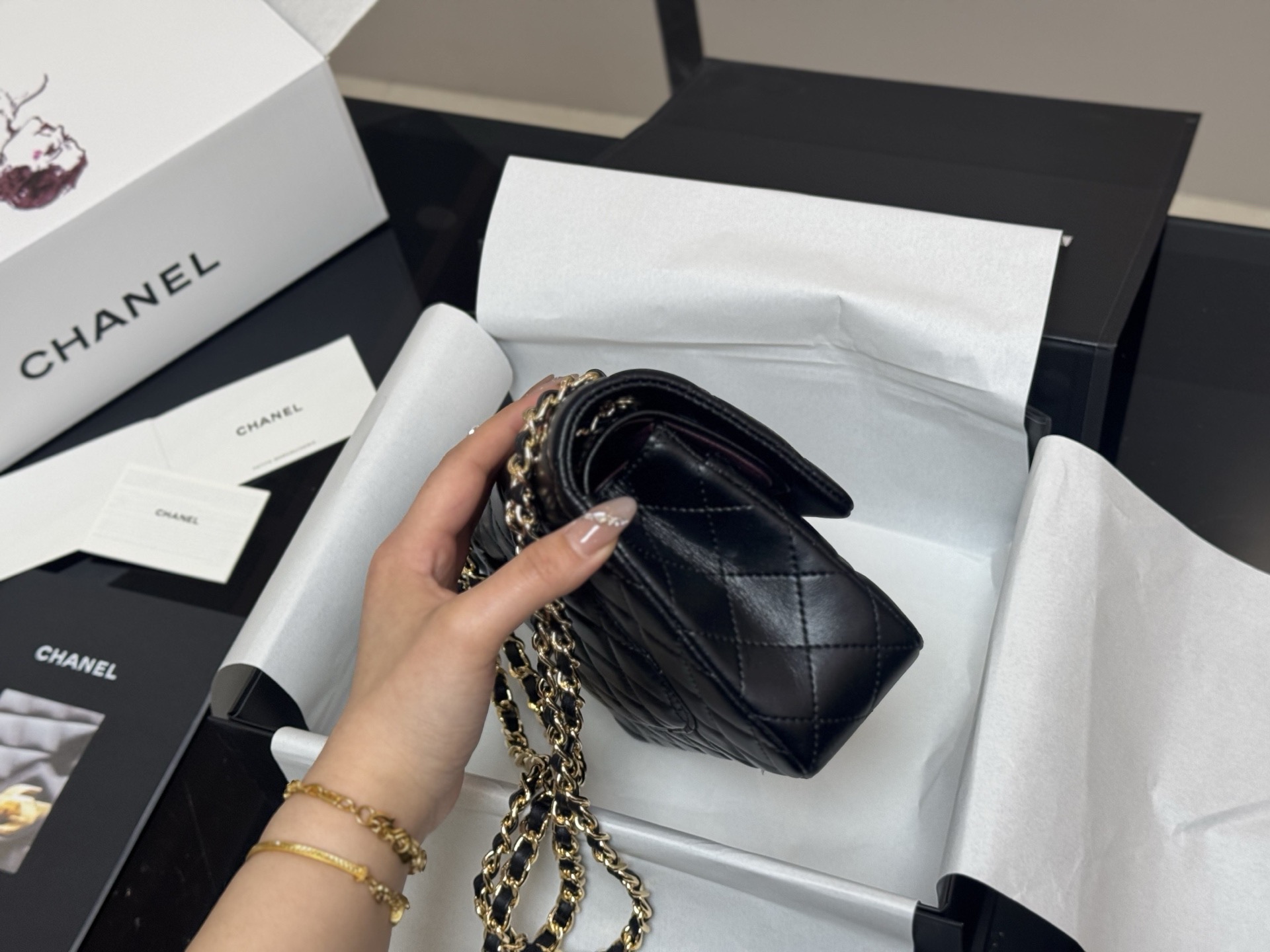 Elegante Bolso de Hombro Chanel CF de Piel de Cordero, 23 cm, Incluye Empaque 7 i1760657686564 7144 0 5