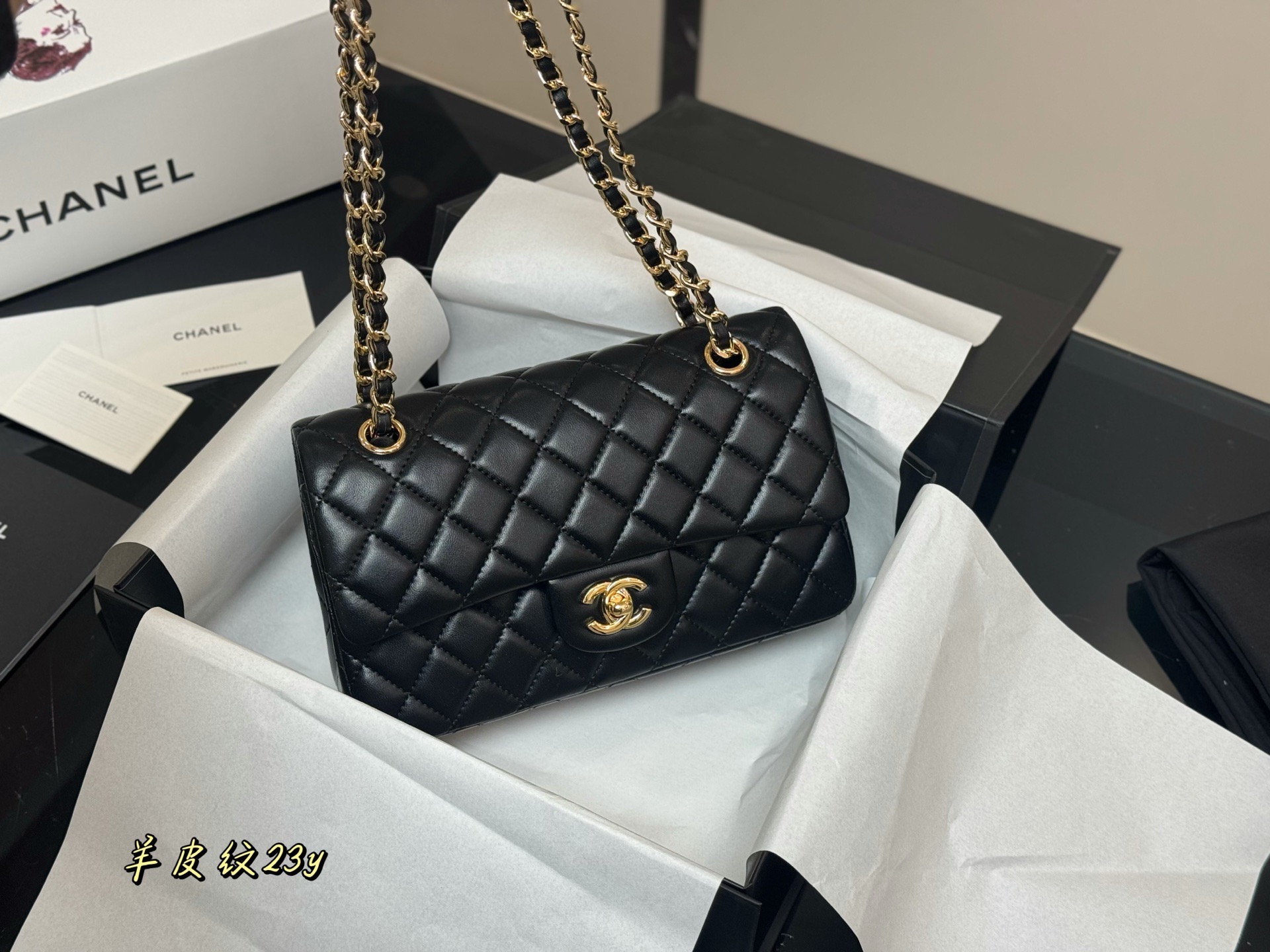 Elegante Bolso de Hombro Chanel CF de Piel de Cordero, 23 cm, Incluye Empaque 6 i1760657686565 6581 0 4
