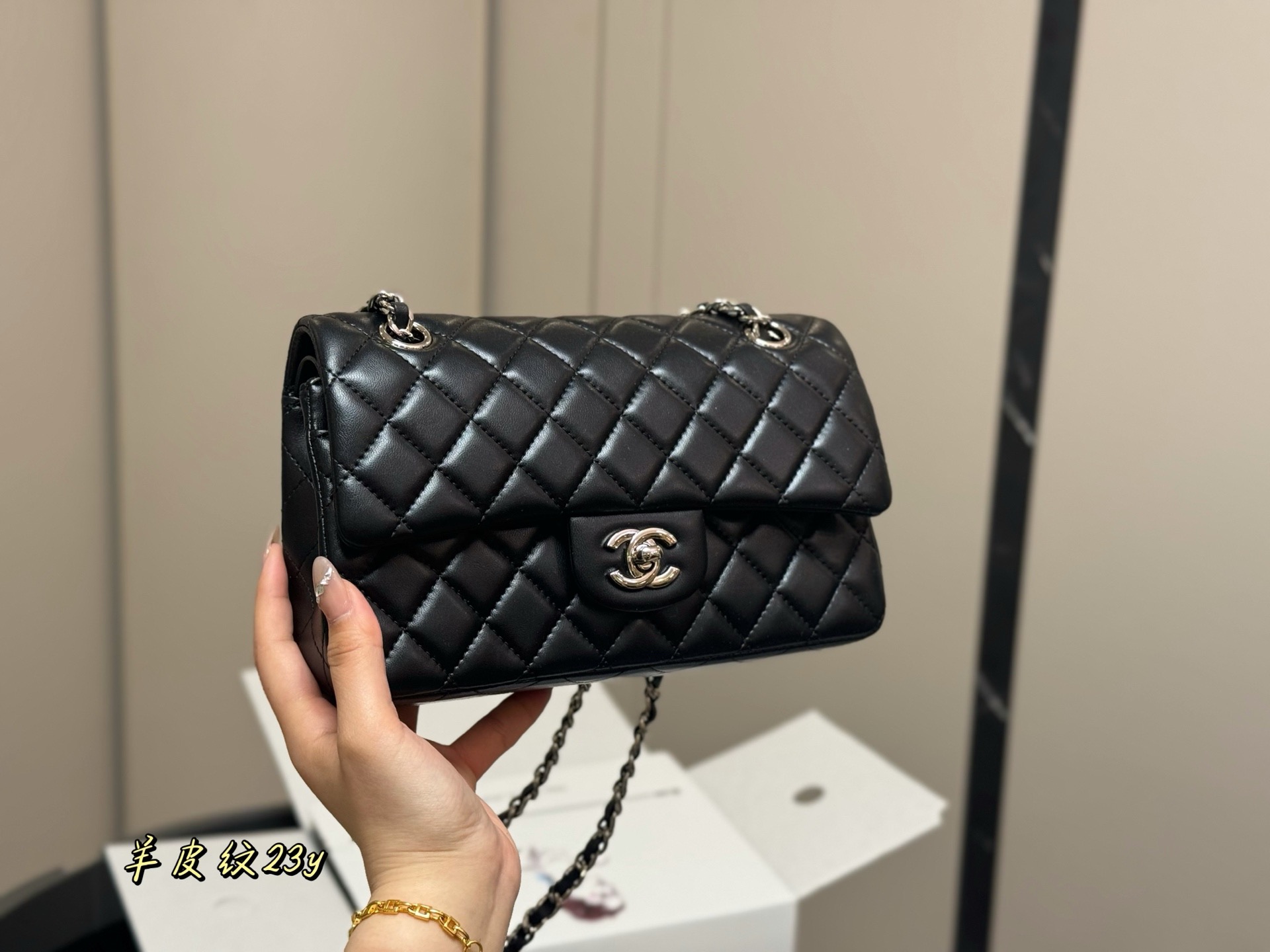 Elegante Bolso de Hombro Chanel CF de Piel de Cordero, 23 cm, Incluye Empaque 10 i1760657687001 1235 0 8