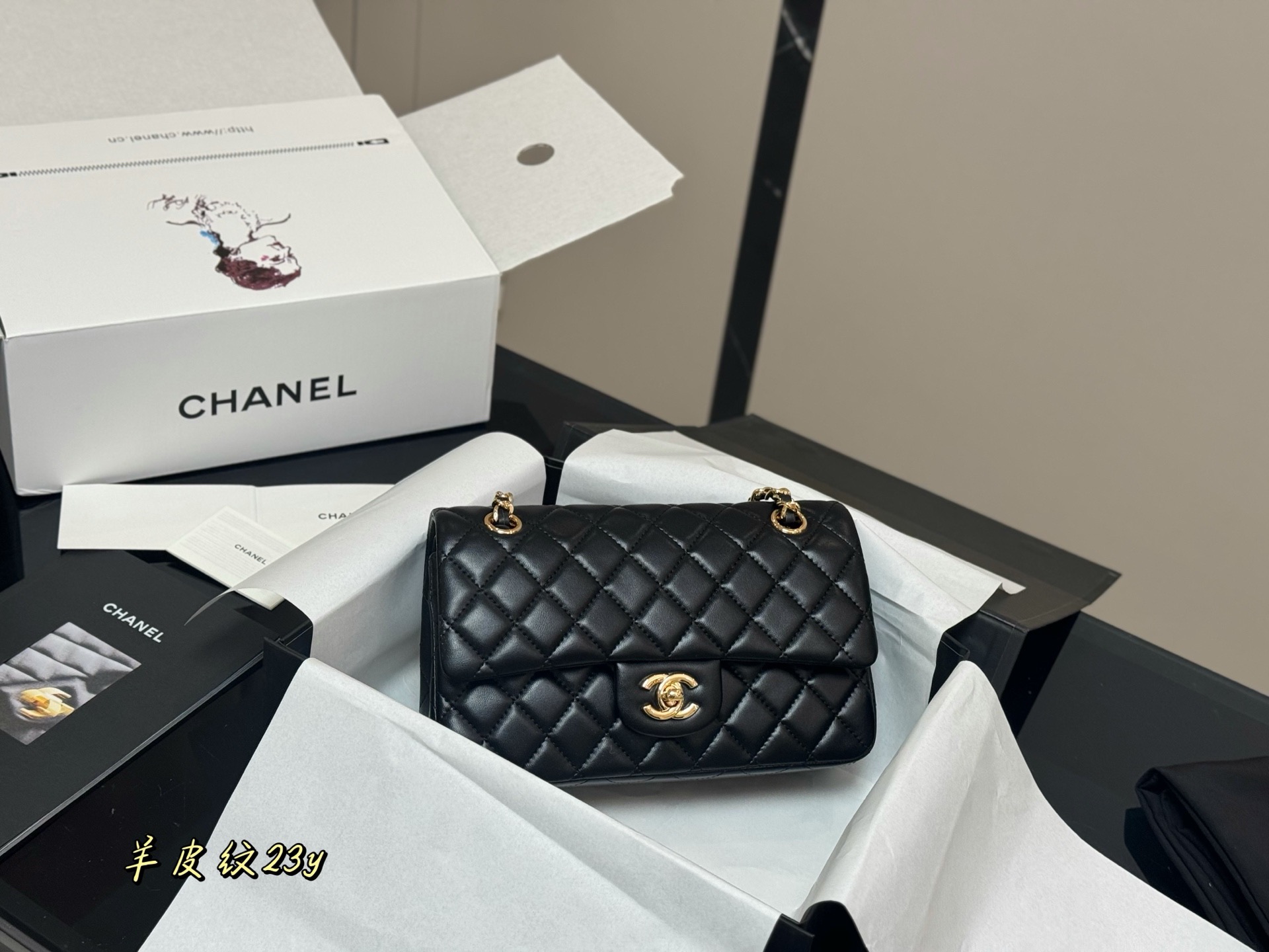 Elegante Bolso de Hombro Chanel CF de Piel de Cordero, 23 cm, Incluye Empaque 3 i1760657687001 5440 0 1