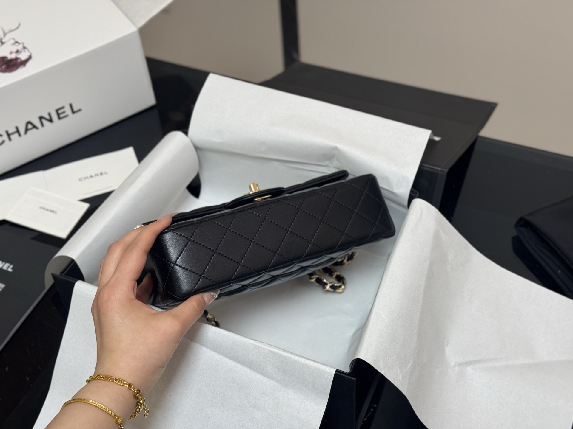 Elegante Bolso de Hombro Chanel CF de Piel de Cordero, 23 cm, Incluye Empaque 9 i1760657687002 6029 0 7