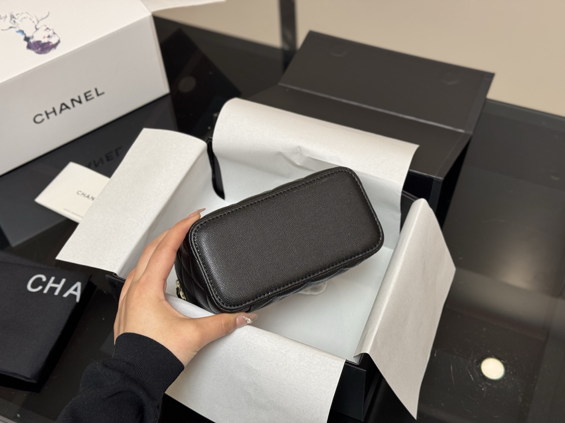 Elegante Bolso de Mano Chanel con Asa para Maquillaje y Estilo, 17.11cm 9 i1760657873184 5111 0 7