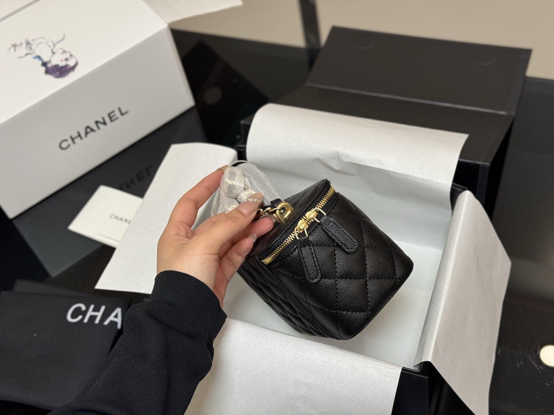 Elegante Bolso de Mano Chanel con Asa para Maquillaje y Estilo, 17.11cm 7 i1760657873185 9515 0 5