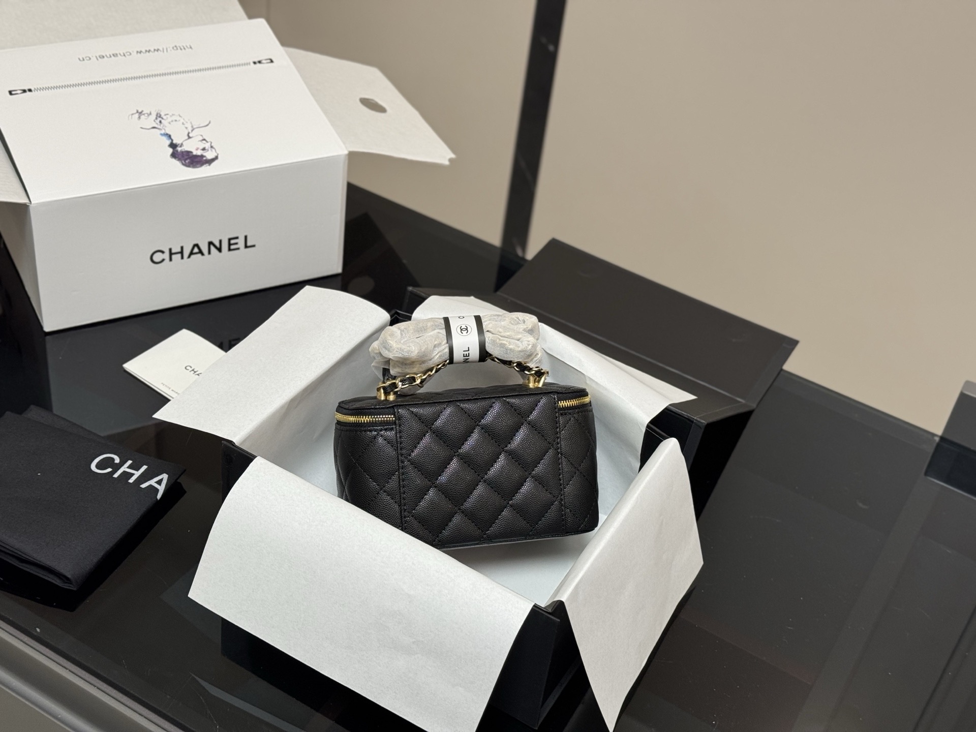 Elegante Bolso de Mano Chanel con Asa para Maquillaje y Estilo, 17.11cm 8 i1760657873186 5568 0 6