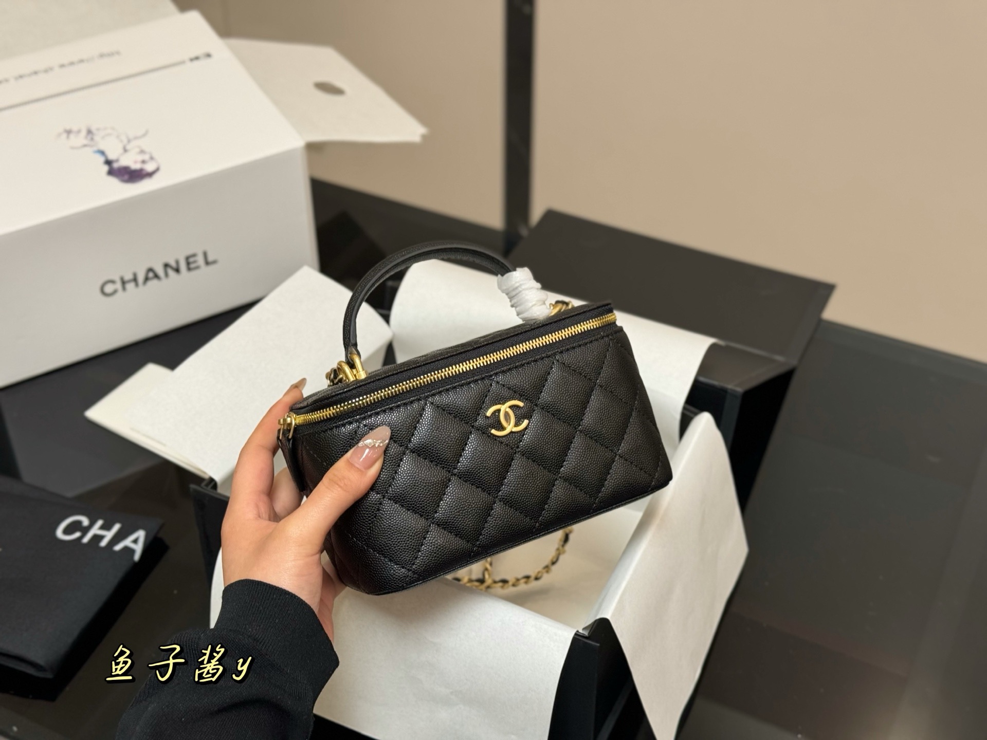 Elegante Bolso de Mano Chanel con Asa para Maquillaje y Estilo, 17.11cm 6 i1760657873985 5041 0 4