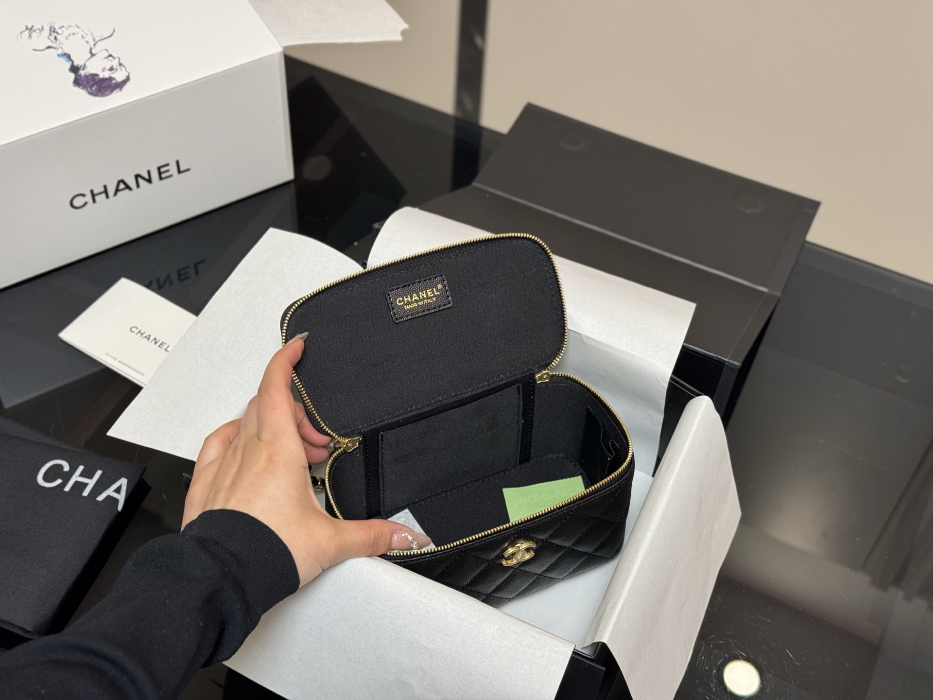 Elegante Bolso de Mano Chanel con Asa para Maquillaje y Estilo, 17.11cm 5 i1760657873986 8694 0 3