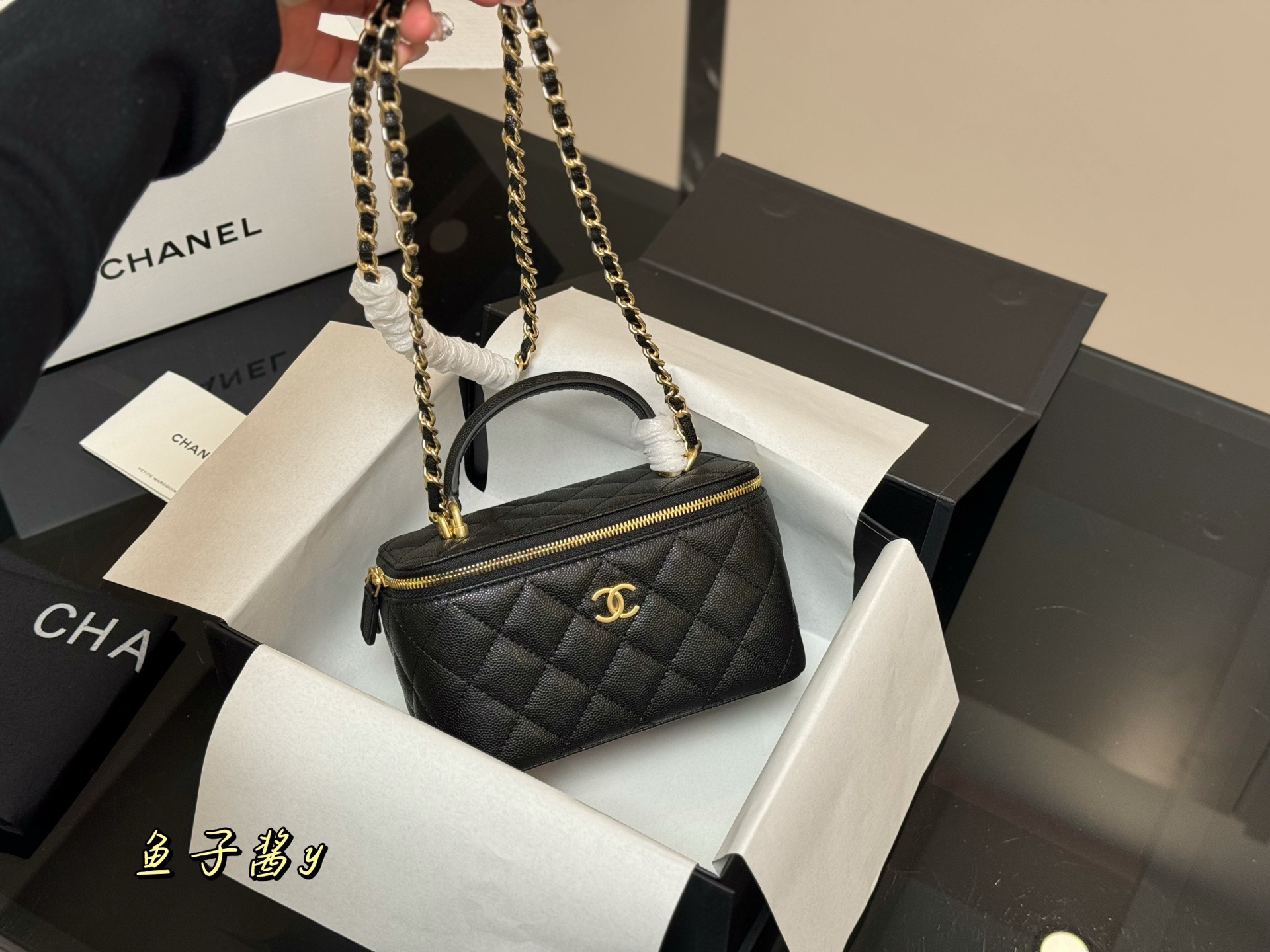 Elegante Bolso de Mano Chanel con Asa para Maquillaje y Estilo, 17.11cm 3 i1760657873987 1353 0 1