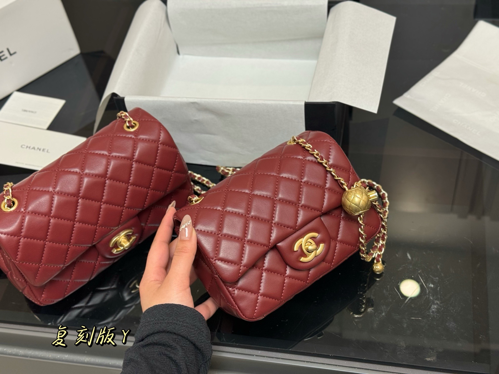 Elegante Bolso Chanel con Cadena Dorada y Diseño Acolchado para Damas 3 i1760657998435 7996 0 1