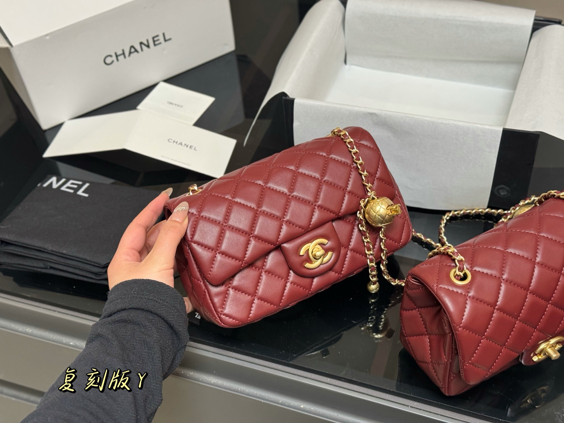 Elegante Bolso Chanel con Cadena Dorada y Diseño Acolchado para Damas 7 i1760657998435 8591 0 5