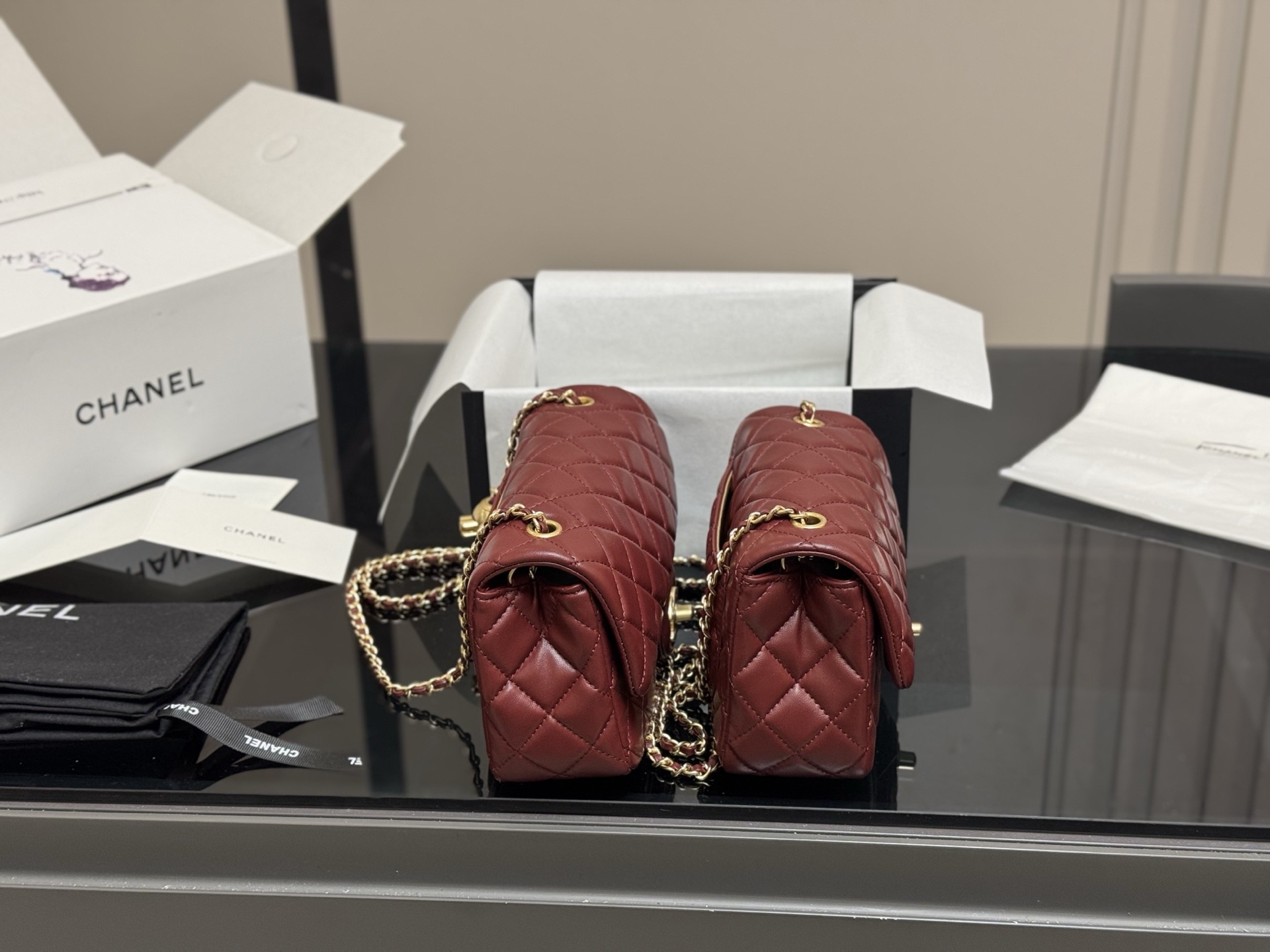 Elegante Bolso Chanel con Cadena Dorada y Diseño Acolchado para Damas 8 i1760657998436 455 0 6