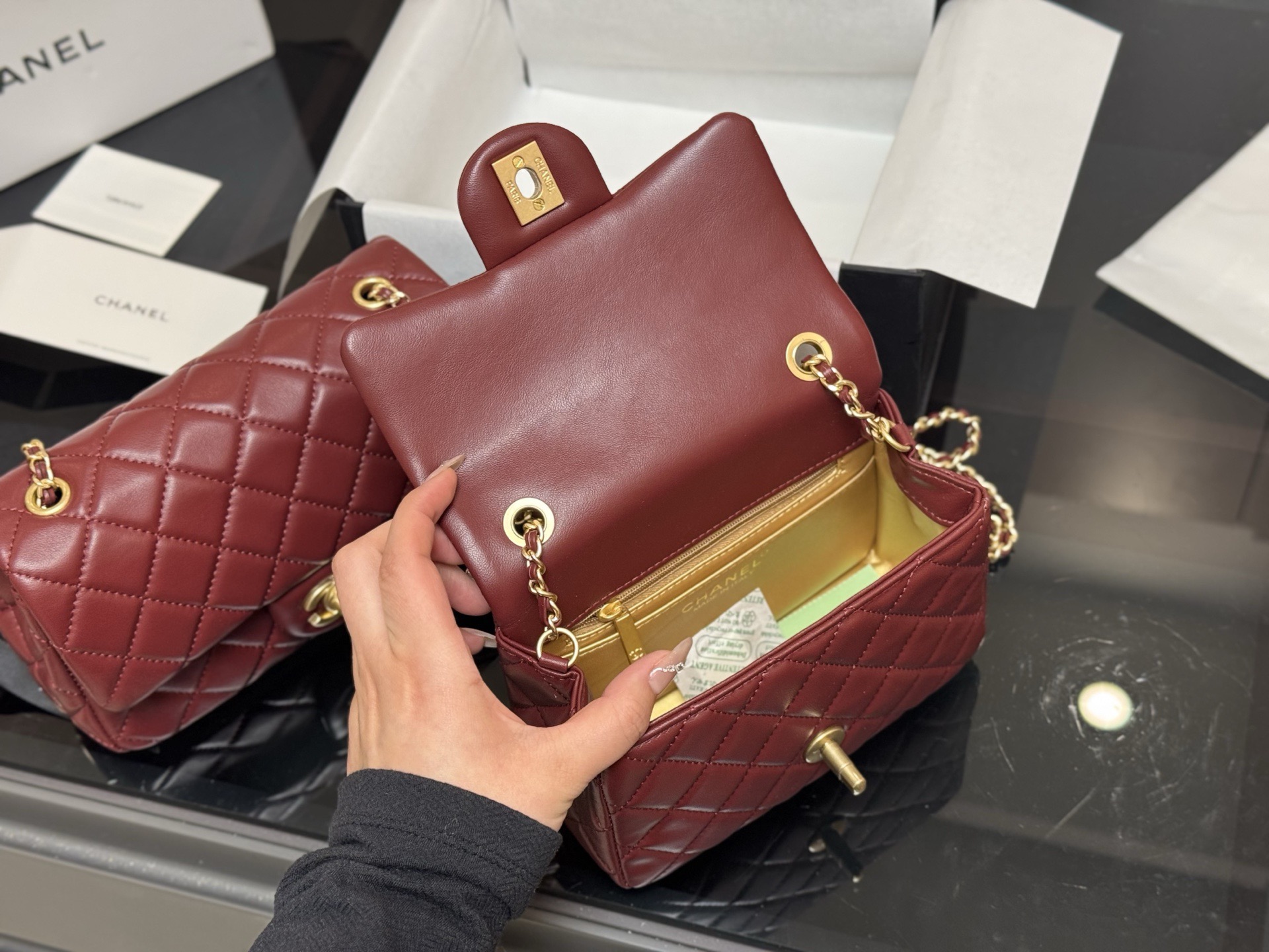 Elegante Bolso Chanel con Cadena Dorada y Diseño Acolchado para Damas 6 i1760657998436 6630 0 4