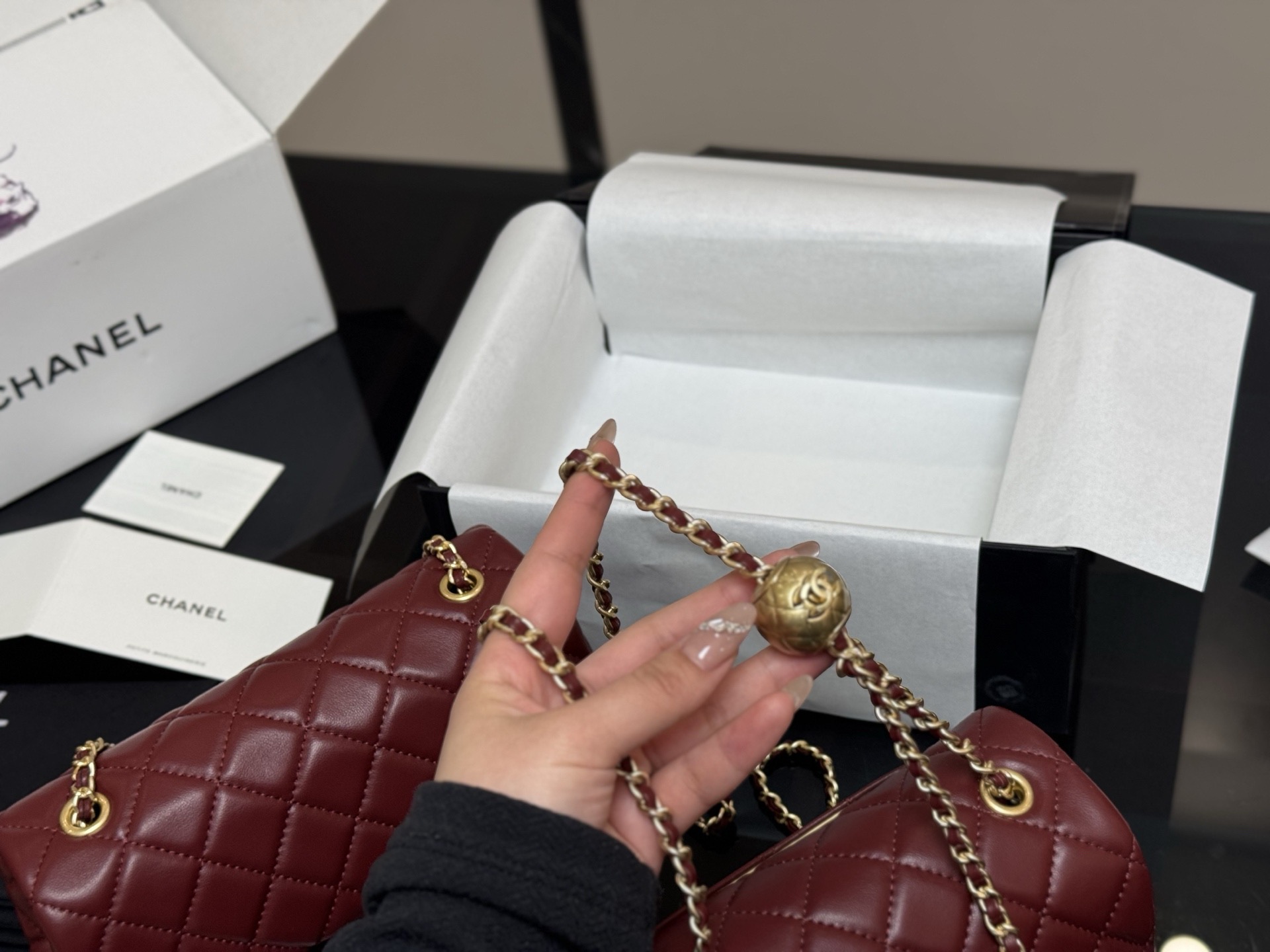 Elegante Bolso Chanel con Cadena Dorada y Diseño Acolchado para Damas 5 i1760657998436 7774 0 3