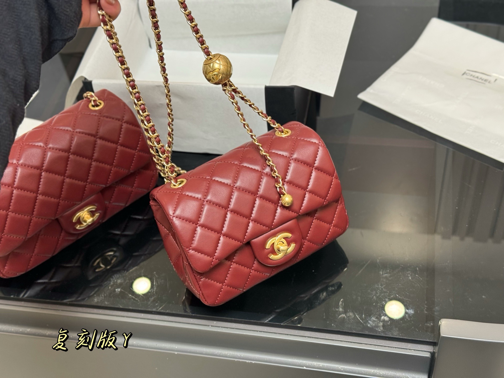 Elegante Bolso Chanel con Cadena Dorada y Diseño Acolchado para Damas 4 i1760657999336 9347 0 2