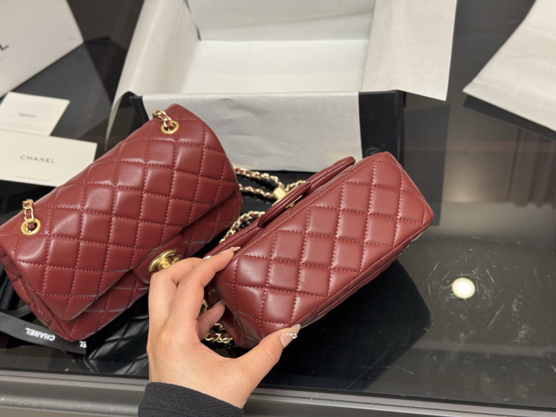 Elegante Bolso Chanel con Cadena Dorada y Diseño Acolchado para Damas 10 i1760657999337 6610 0 8