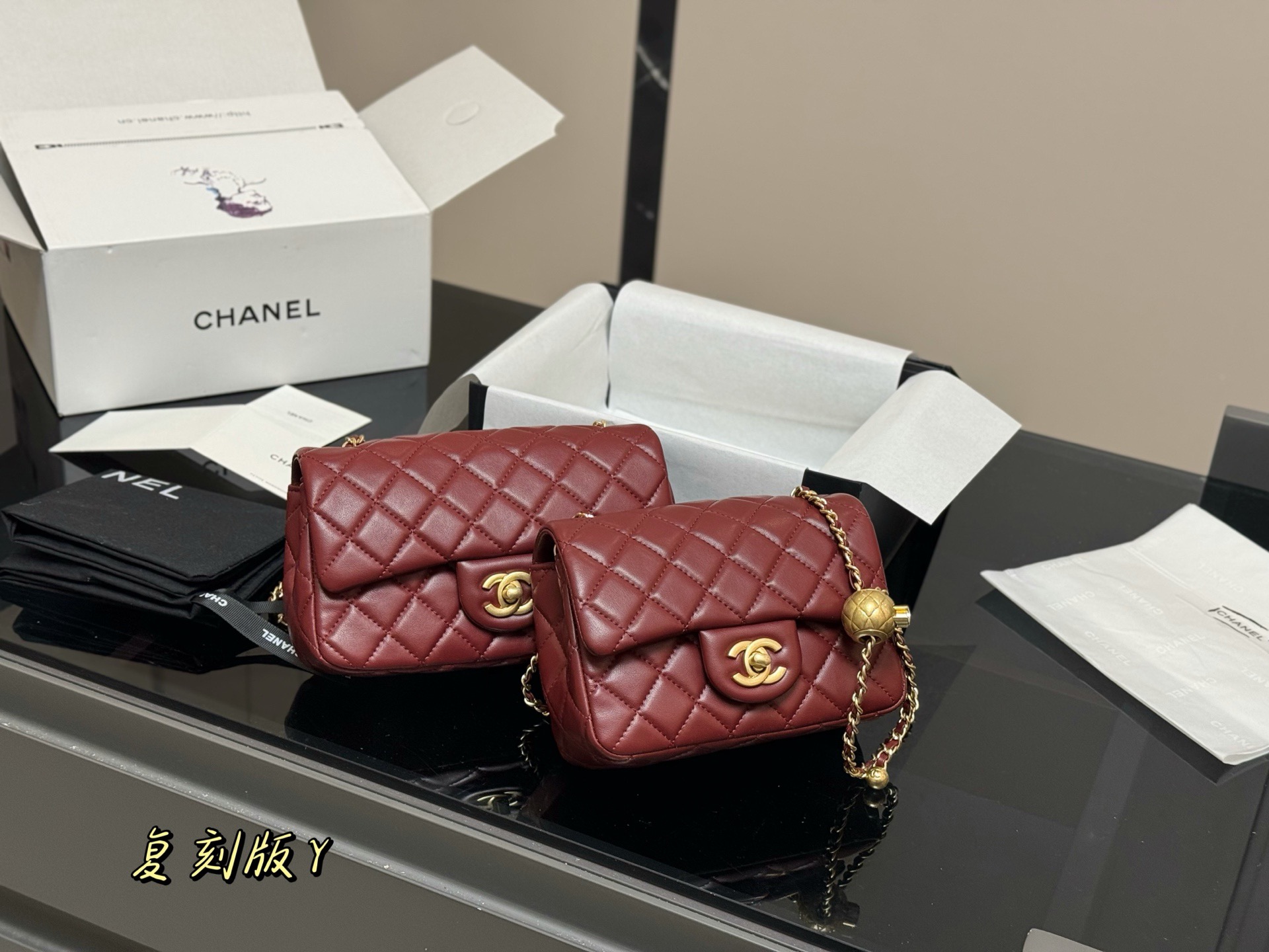 Elegante Bolso Chanel con Cadena Dorada y Diseño Acolchado para Damas