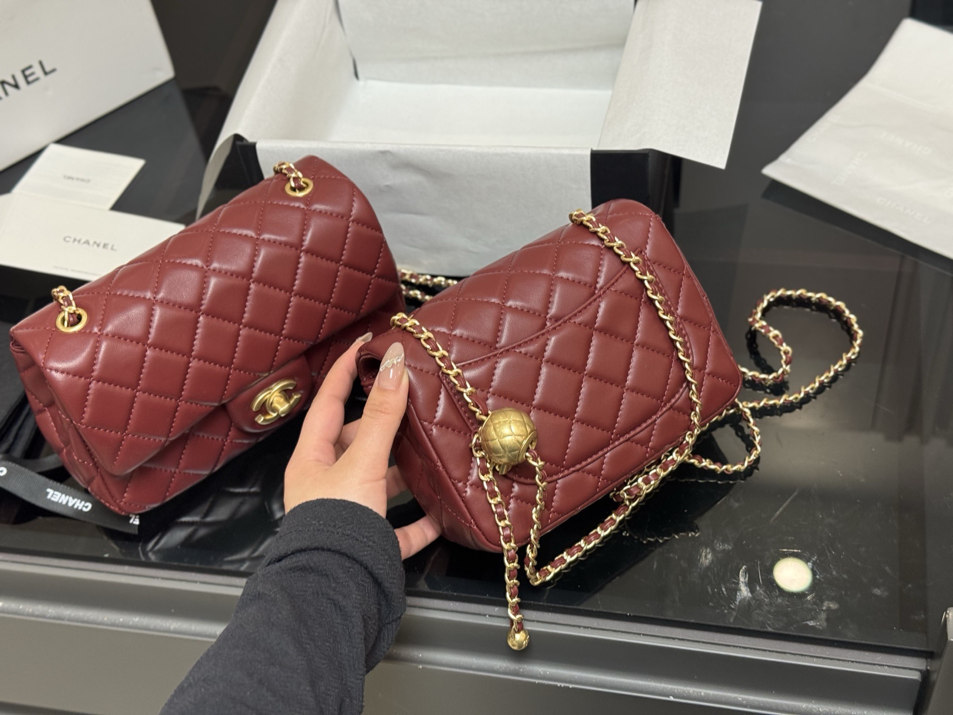 Elegante Bolso Chanel con Cadena Dorada y Diseño Acolchado para Damas 9 i1760657999339 2526 0 7