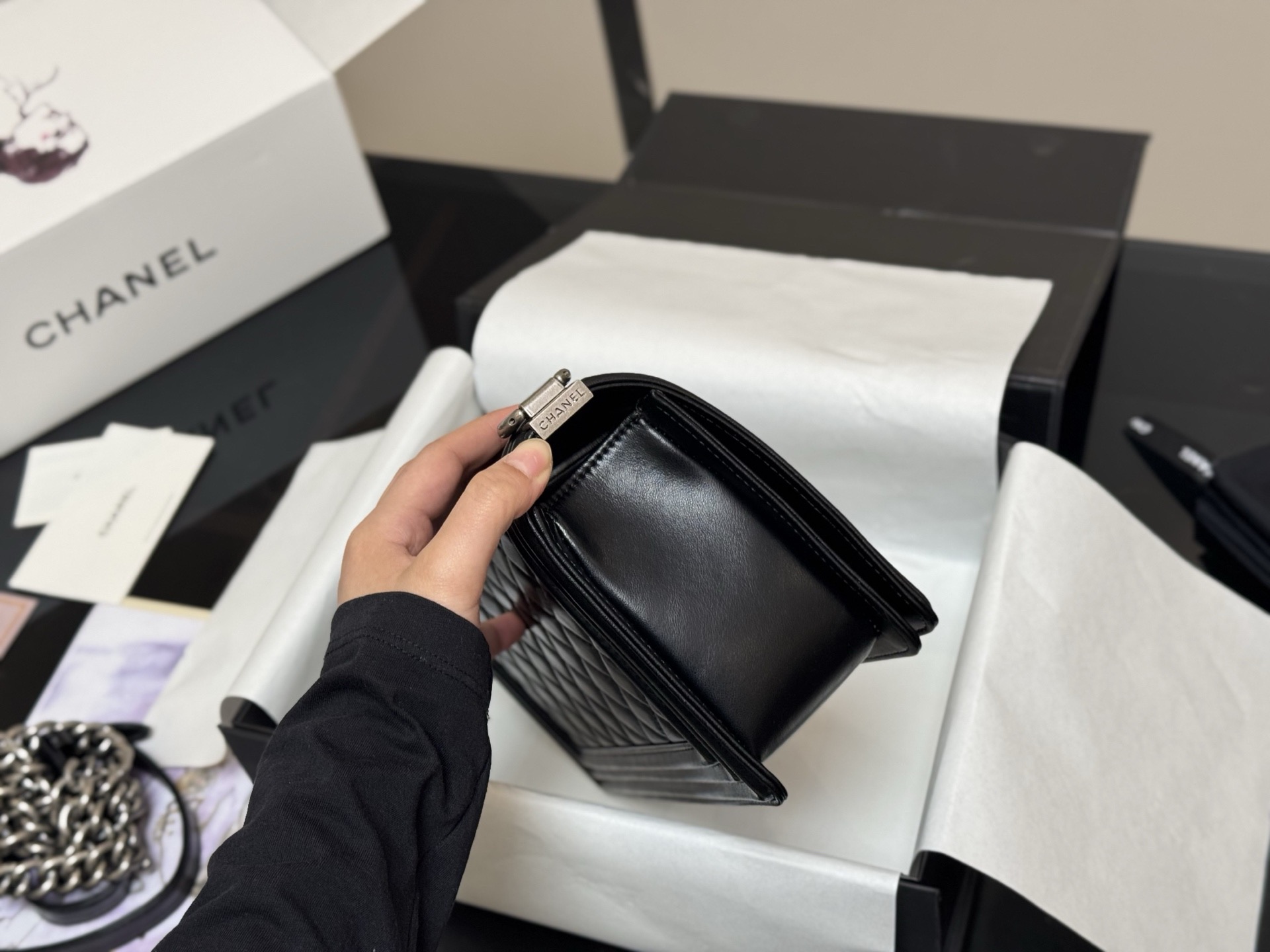 Bolso Chanel Le Boy de Piel de Cordero Negra, 25 cm, Alta Calidad 7 i1760658124731 2929 0 6