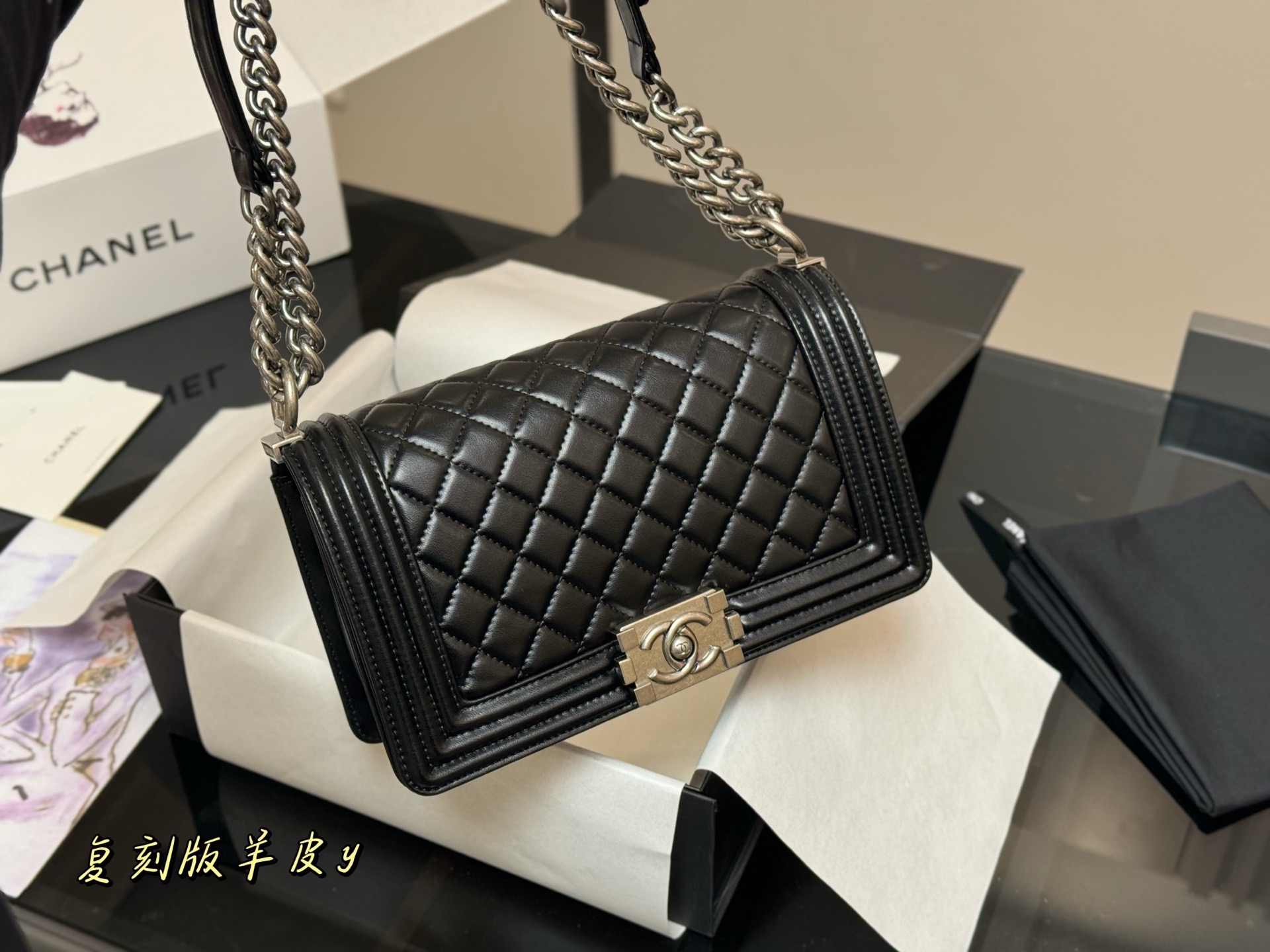 Bolso Chanel Le Boy de Piel de Cordero Negra, 25 cm, Alta Calidad 5 i1760658124732 6949 0 4