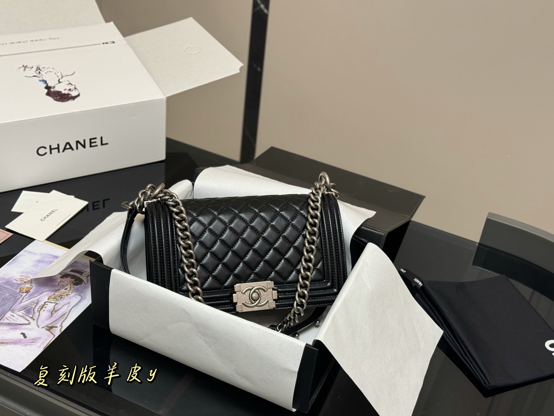 Bolso Chanel Le Boy de Piel de Cordero Negra, 25 cm, Alta Calidad 3 i1760658124732 7575 0 1