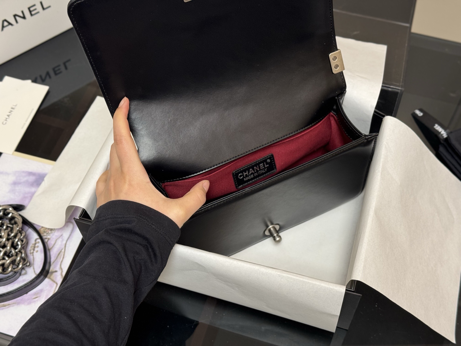 Bolso Chanel Le Boy de Piel de Cordero Negra, 25 cm, Alta Calidad 4 i1760658125510 5960 0 3