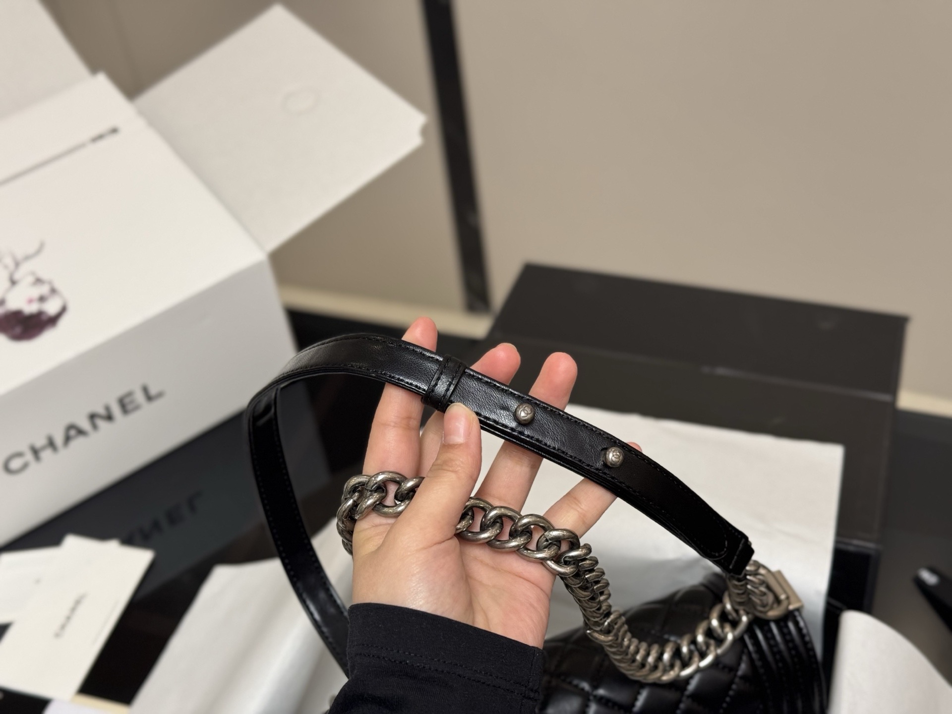 Bolso Chanel Le Boy de Piel de Cordero Negra, 25 cm, Alta Calidad 6 i1760658125511 1820 0 5