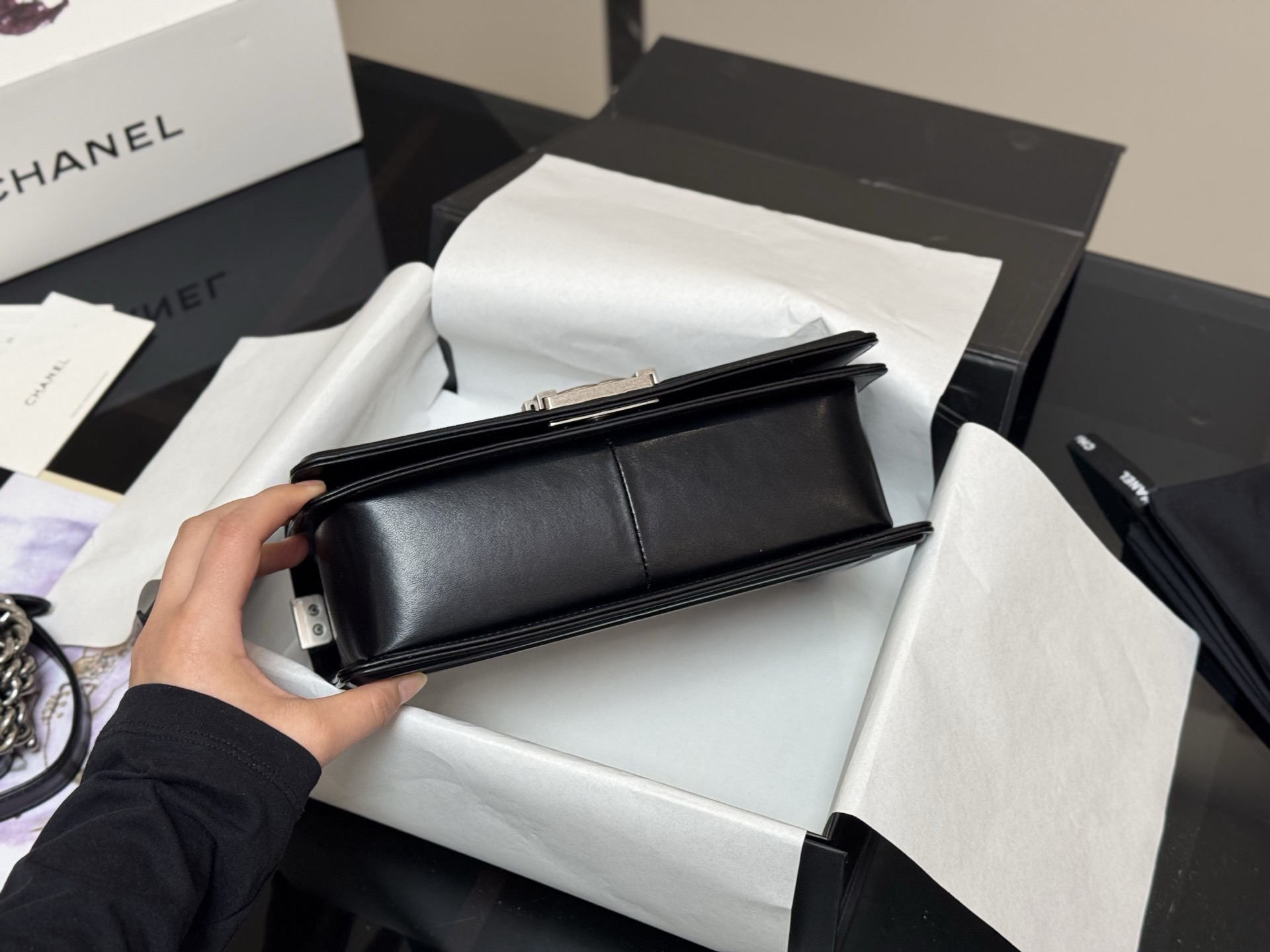 Bolso Chanel Le Boy de Piel de Cordero Negra, 25 cm, Alta Calidad 9 i1760658125512 810 0 8