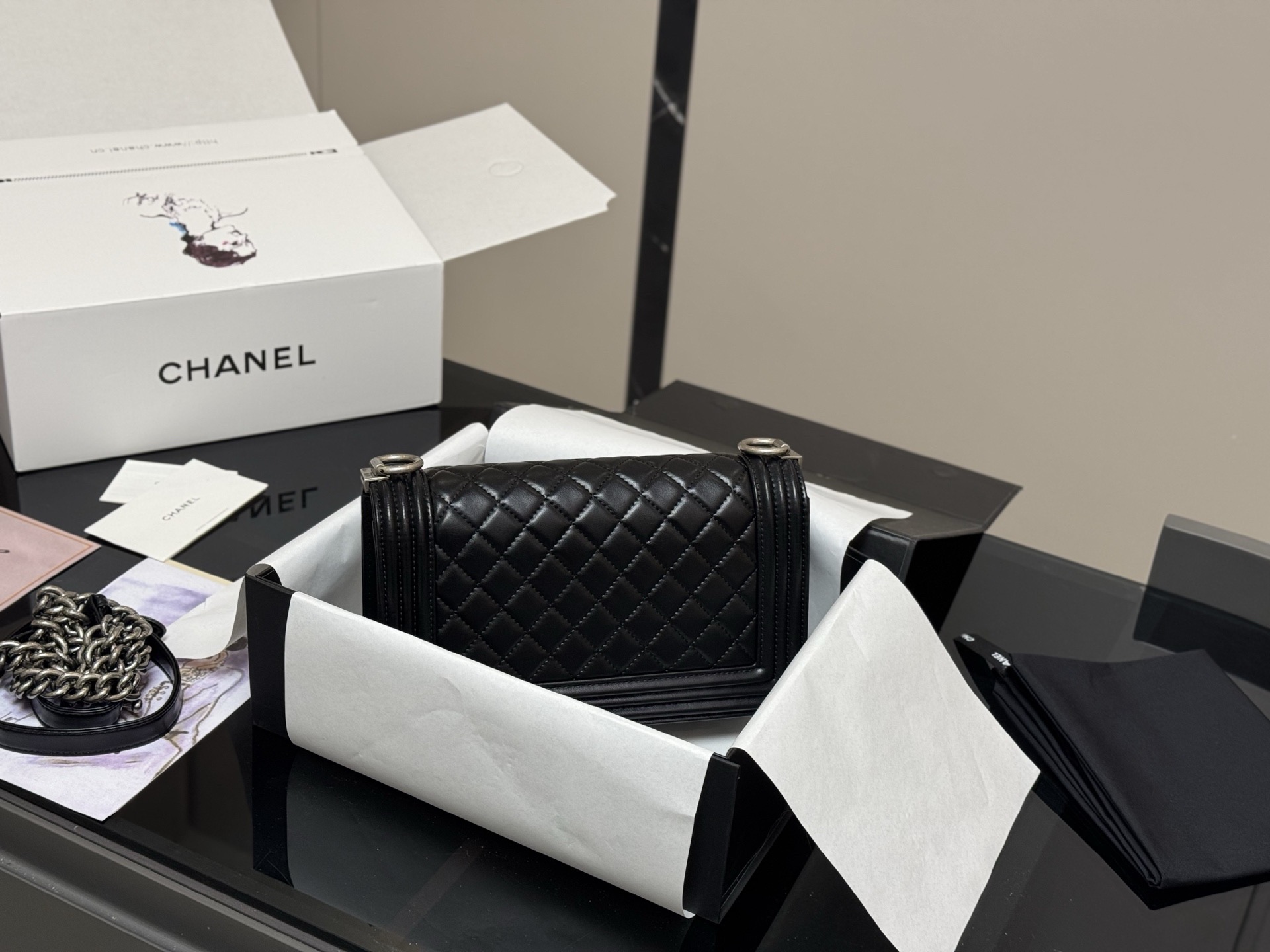 Bolso Chanel Le Boy de Piel de Cordero Negra, 25 cm, Alta Calidad 8 i1760658125513 9782 0 7