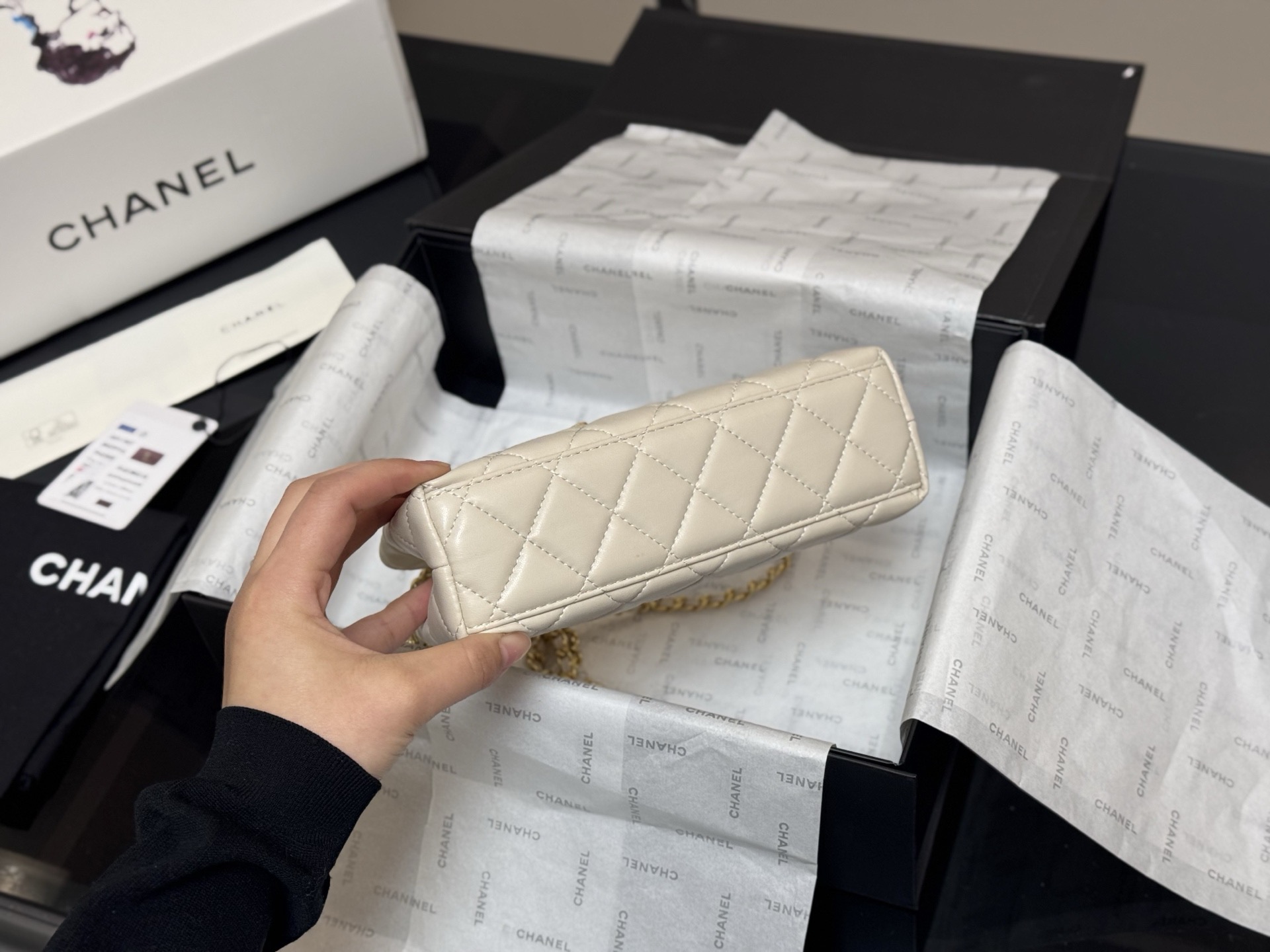 Elegante Bolso Chanel Kelly 23k de Piel de Cordero - Exclusivo y Sofisticado 10 i1760658307196 7535 0 8