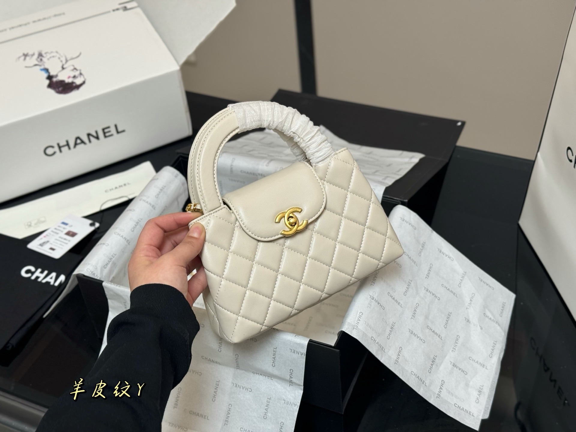 Elegante Bolso Chanel Kelly 23k de Piel de Cordero - Exclusivo y Sofisticado 6 i1760658307196 887 0 4