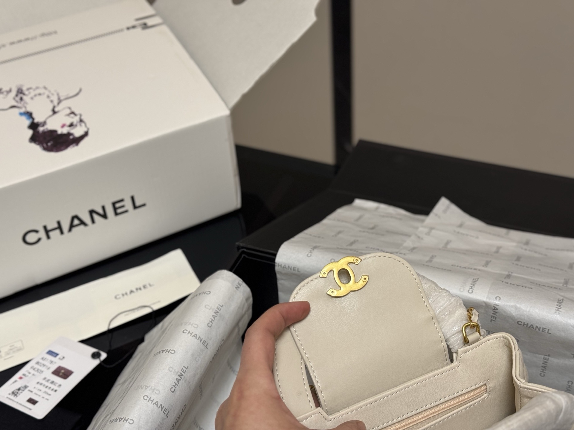 Elegante Bolso Chanel Kelly 23k de Piel de Cordero - Exclusivo y Sofisticado 4 i1760658307196 9330 0 2