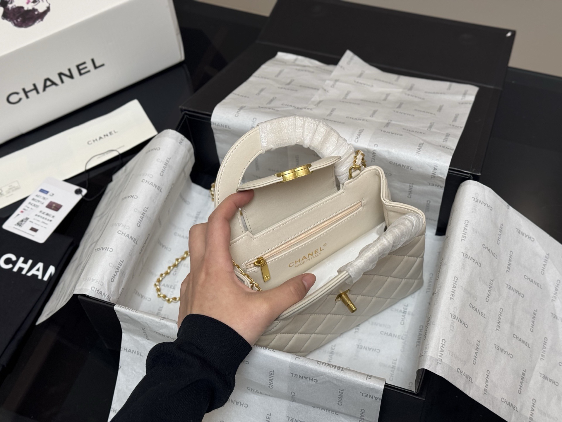 Elegante Bolso Chanel Kelly 23k de Piel de Cordero - Exclusivo y Sofisticado 5 i1760658307196 982 0 3