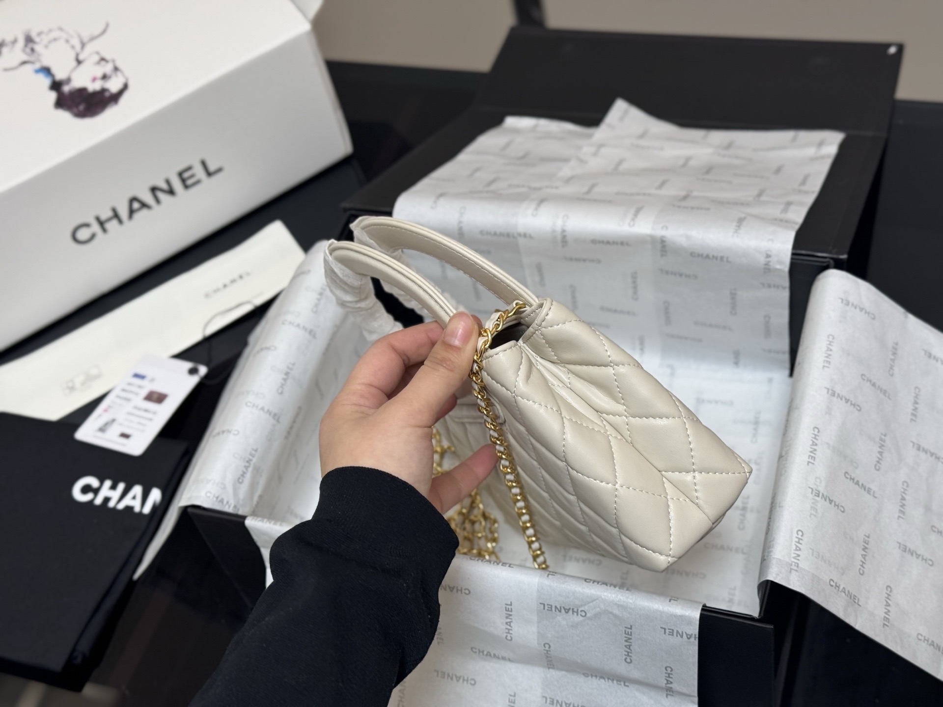 Elegante Bolso Chanel Kelly 23k de Piel de Cordero - Exclusivo y Sofisticado 8 i1760658307946 497 0 6