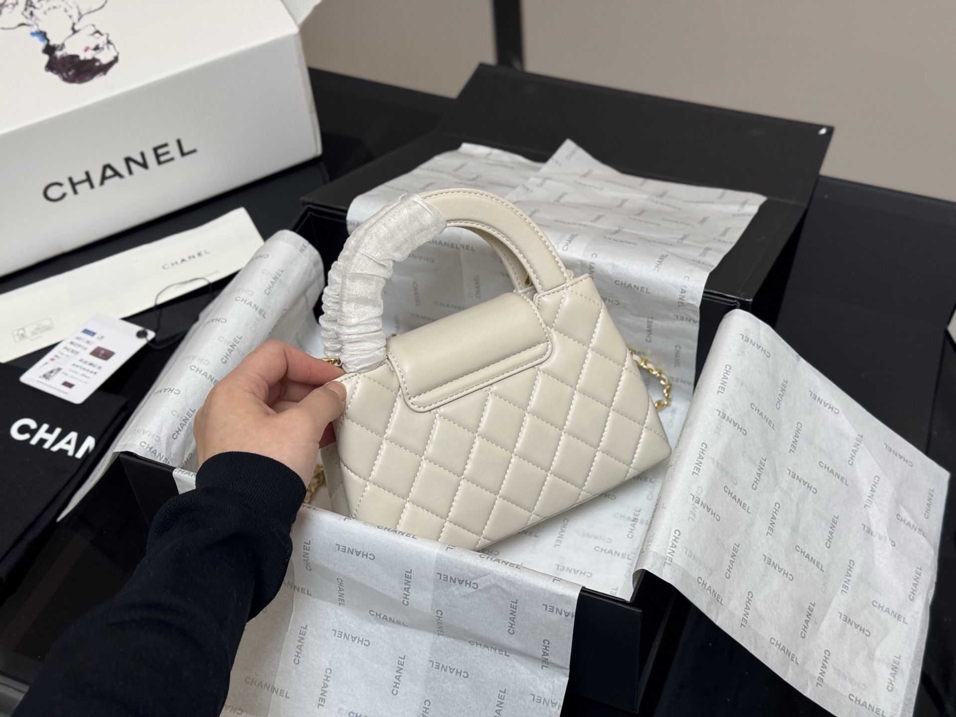 Elegante Bolso Chanel Kelly 23k de Piel de Cordero - Exclusivo y Sofisticado 9 i1760658307947 1048 0 7