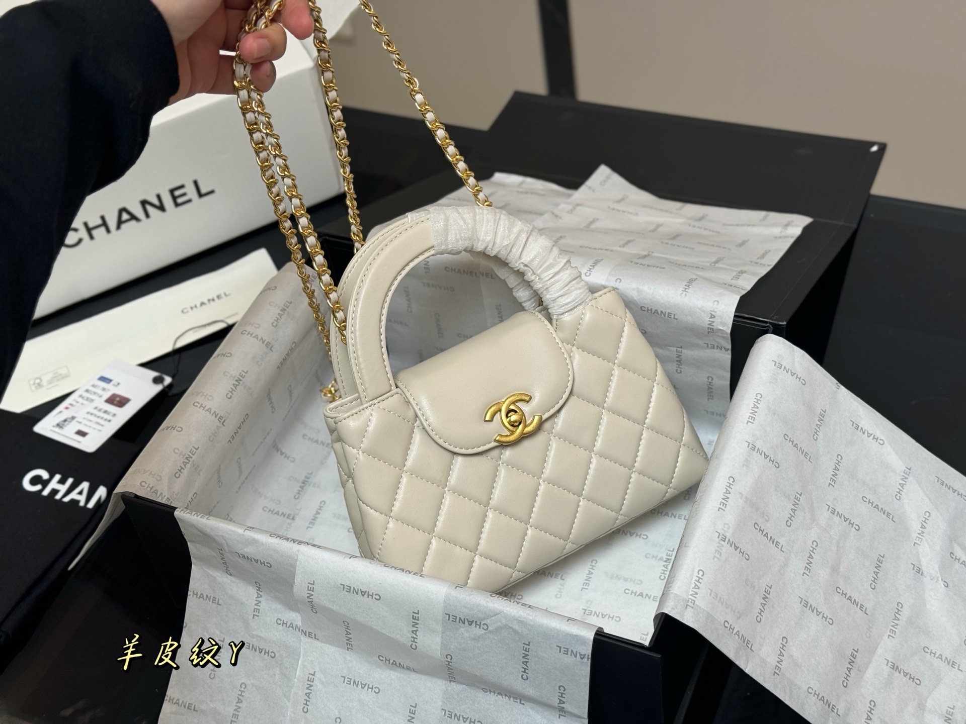 Elegante Bolso Chanel Kelly 23k de Piel de Cordero - Exclusivo y Sofisticado 3 i1760658307948 5890 0 1