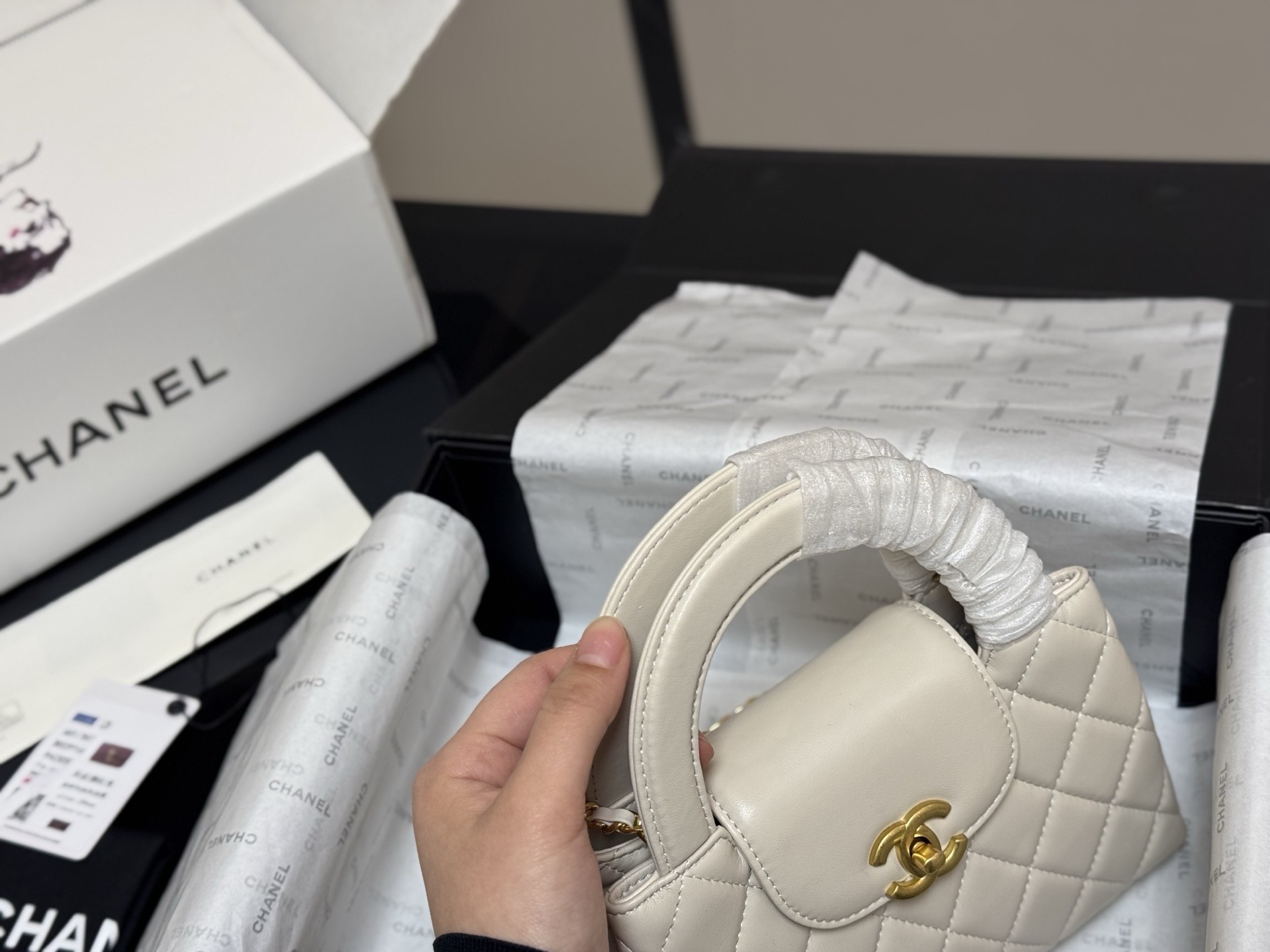 Elegante Bolso Chanel Kelly 23k de Piel de Cordero - Exclusivo y Sofisticado 7 i1760658307949 8117 0 5