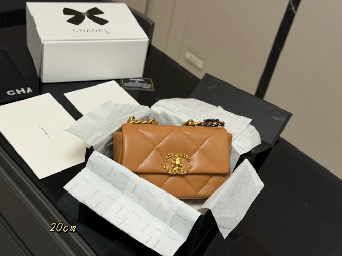 Chanel 19 Bag 20cm, Luxurious Leather, Gold Hardware, Stylish Flap Bag 43 Chanel 19 Bag 20cm, Luxurious Leather, Gold Hardware, Stylish Flap Bag
