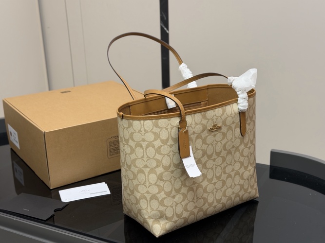 Coach City Tote Bag in Signature Canvas - Classic Logo Design, 35*27cm 10 Coach City Tote Bag in Signature Canvas - Classic Logo Design, 35*27cm