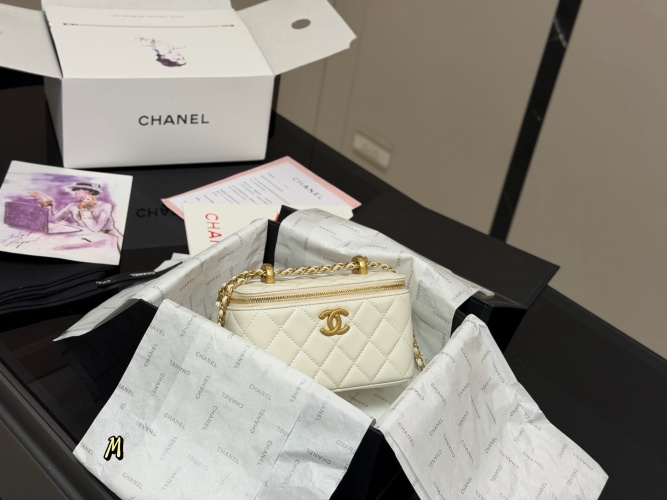 Chanel Handle Vanity Case, 17cm, Lambskin, Gold Hardware, Perfect for Makeup 1 Chanel Handle Vanity Case, 17cm, Lambskin, Gold Hardware, Perfect for Makeup