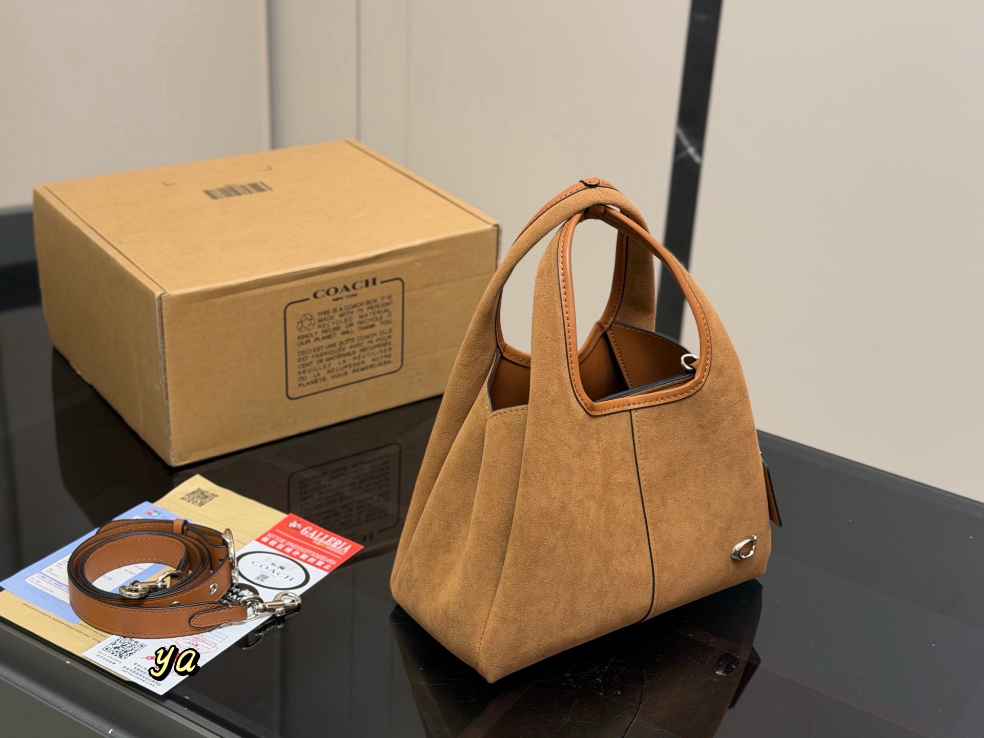 Caja de avión, Coach Lana bolso cesta de gamuza, tacto suave y textura vintage, cálido y brillante, con el tono marrón …