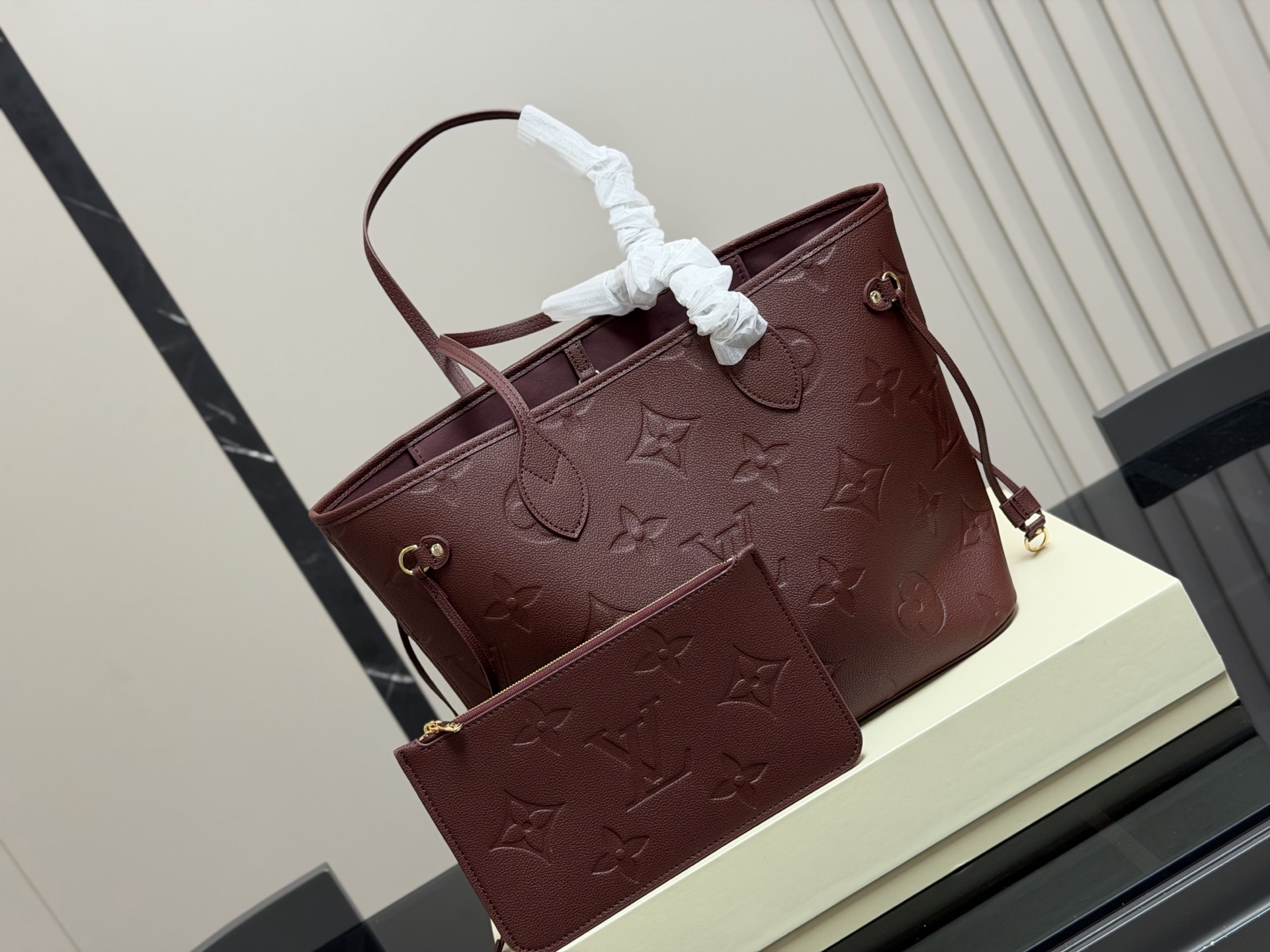Louis Vuitton Neverfull Medium Shopping Bag - Classic & Timeless Design