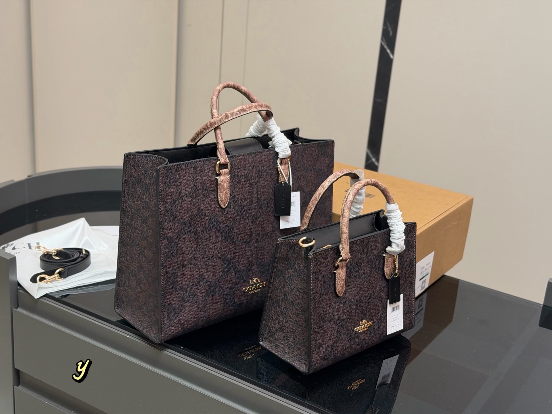 💰410/420  配盒（复刻版）
size：24*15cm 36*28cm
蔻驰 小号托特包Maggie Tote
等比例缩小版托特包，
手拎小巧，
但又有三个隔层！
实用满分100！
可以斜挎，解放双手！